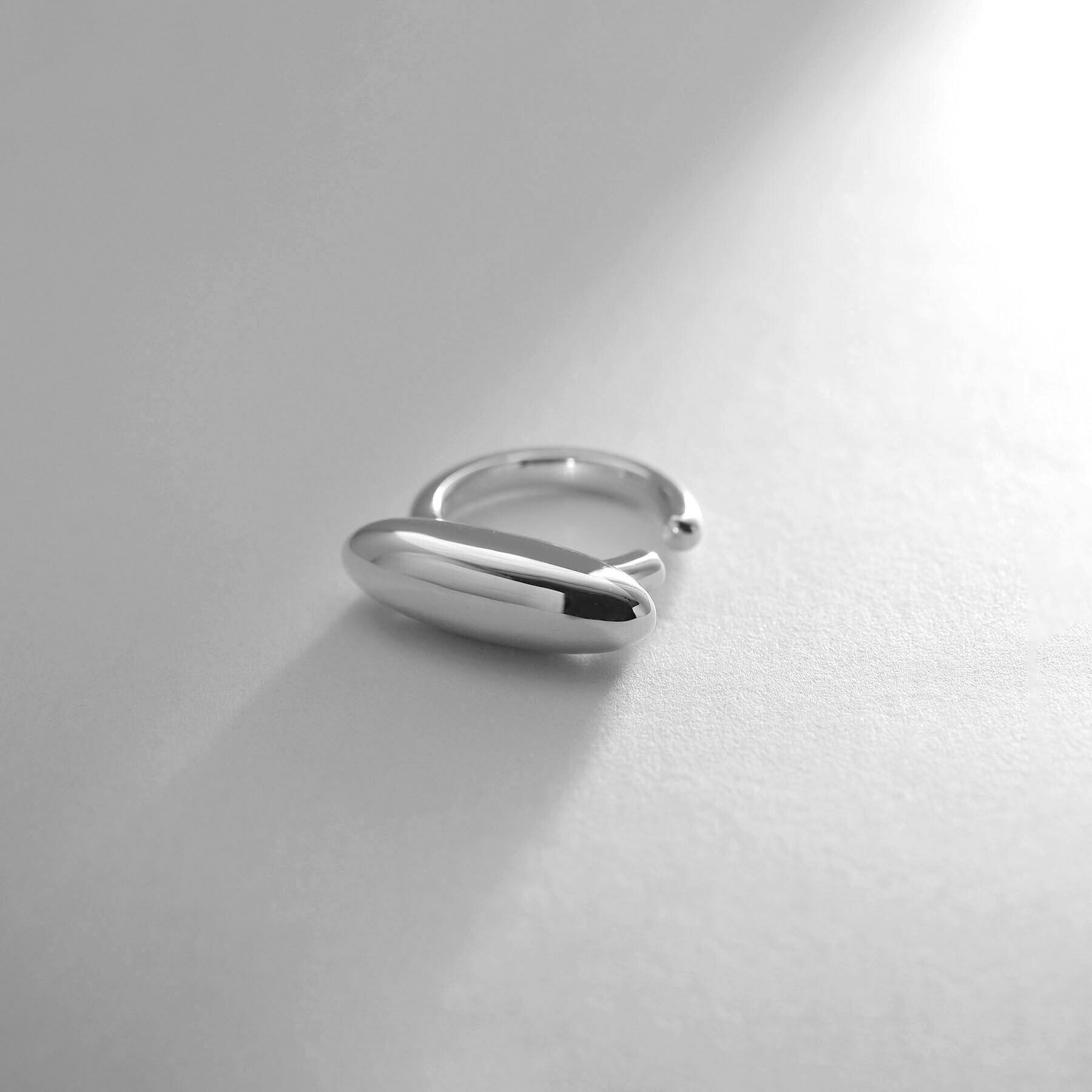 COCOSHNIK ONKITSCH「シルバー オーバルモチーフ ラージイヤーカフ」|イヤーカフ|