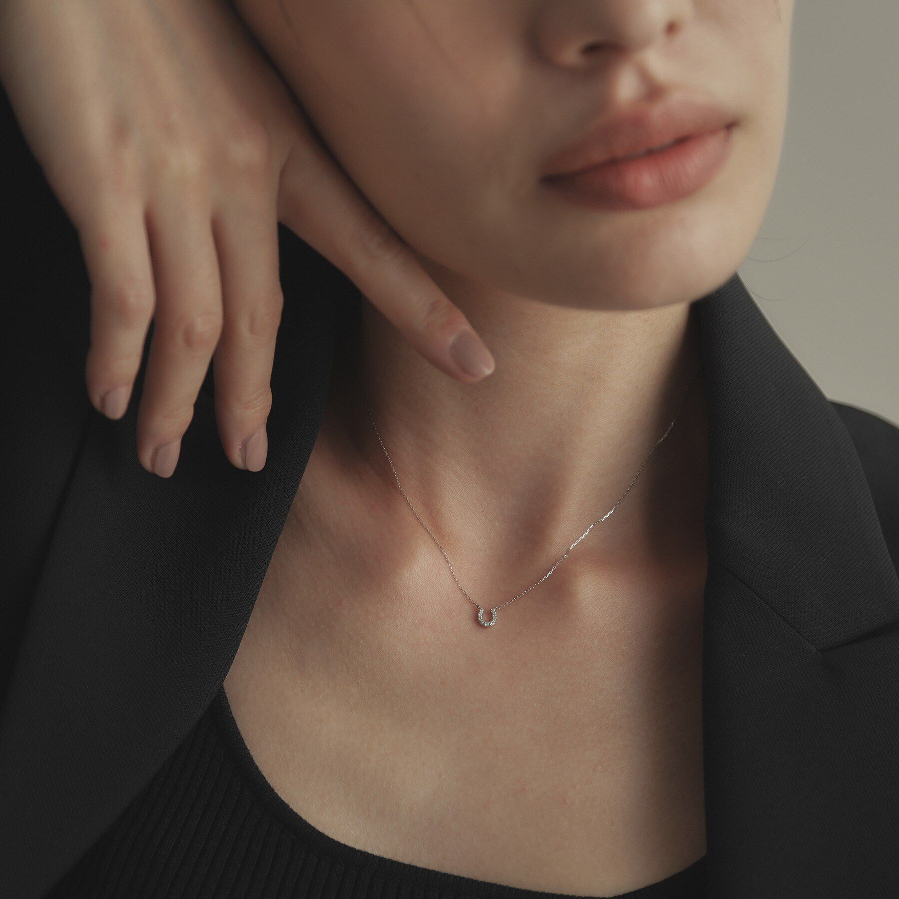 COCOSHNIK「プラチナ ダイヤモンド 馬蹄モチーフ ネックレス中」|ネックレス|