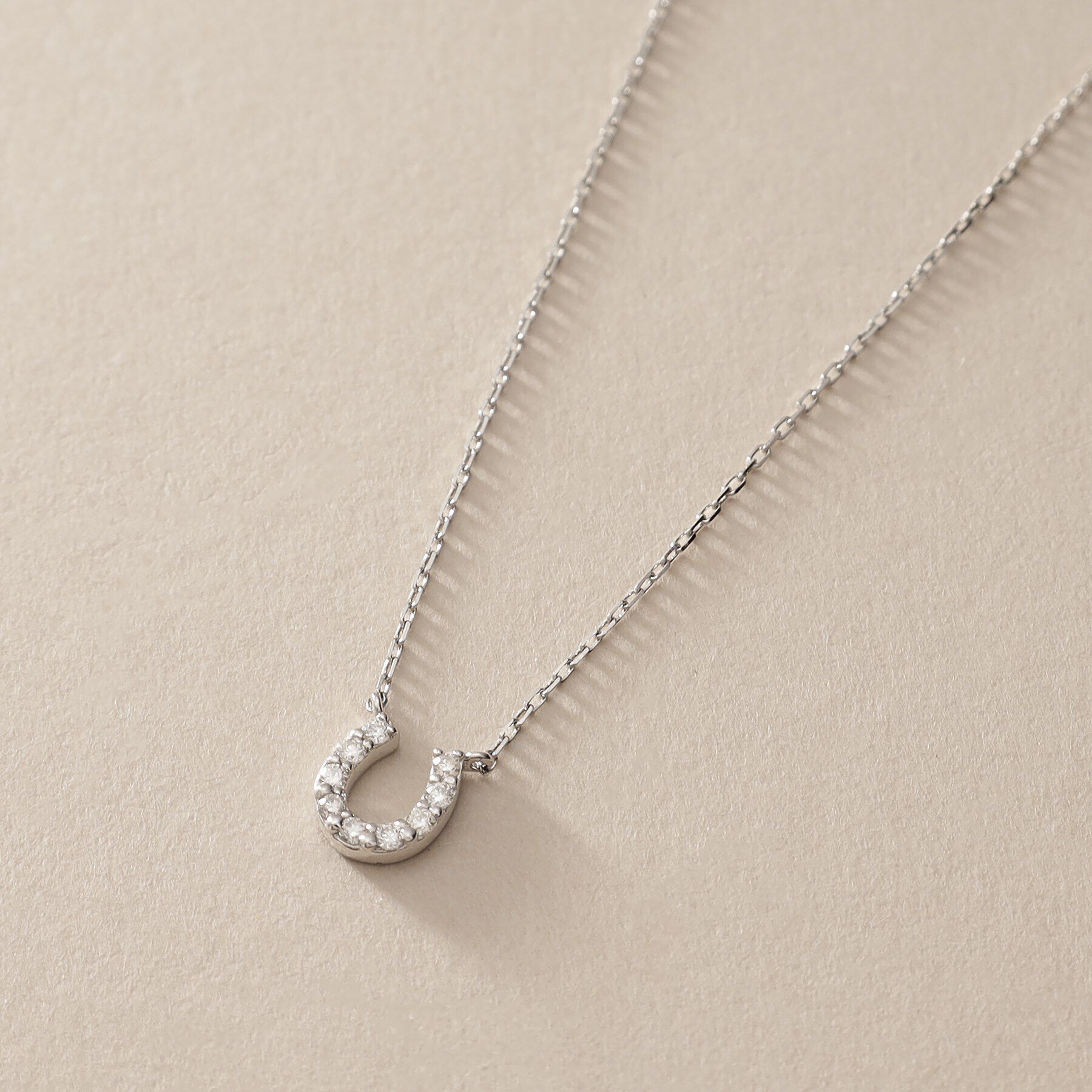 COCOSHNIK「プラチナ ダイヤモンド 馬蹄モチーフ ネックレス中」|ネックレス|