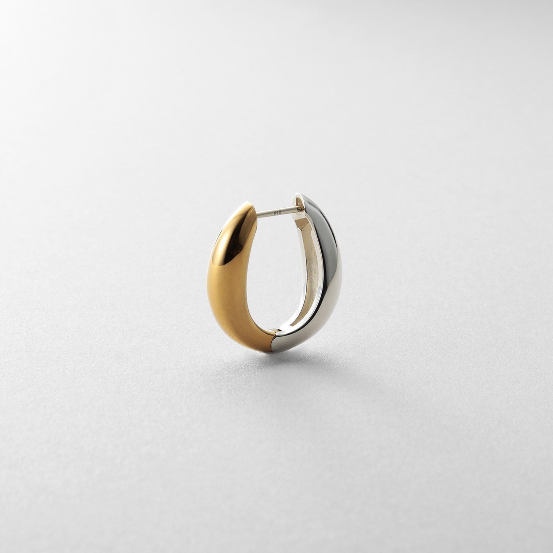 COCOSHNIK ONKITSCH「シルバー コンビカラー ハギーフープ ニュアンスピアス」|ピアス|