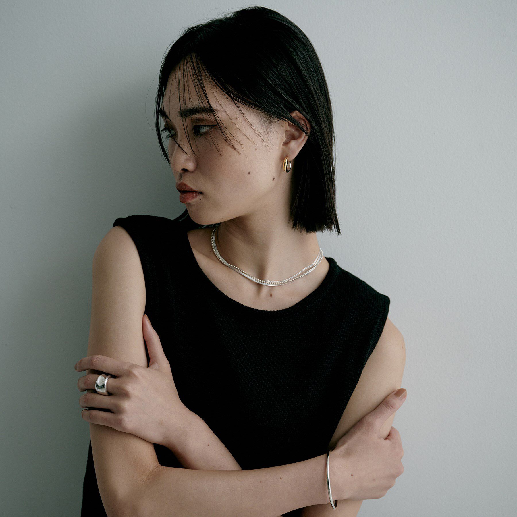 COCOSHNIK ONKITSCH「シルバー コンビカラー ハギーフープ ニュアンスピアス」|ピアス|