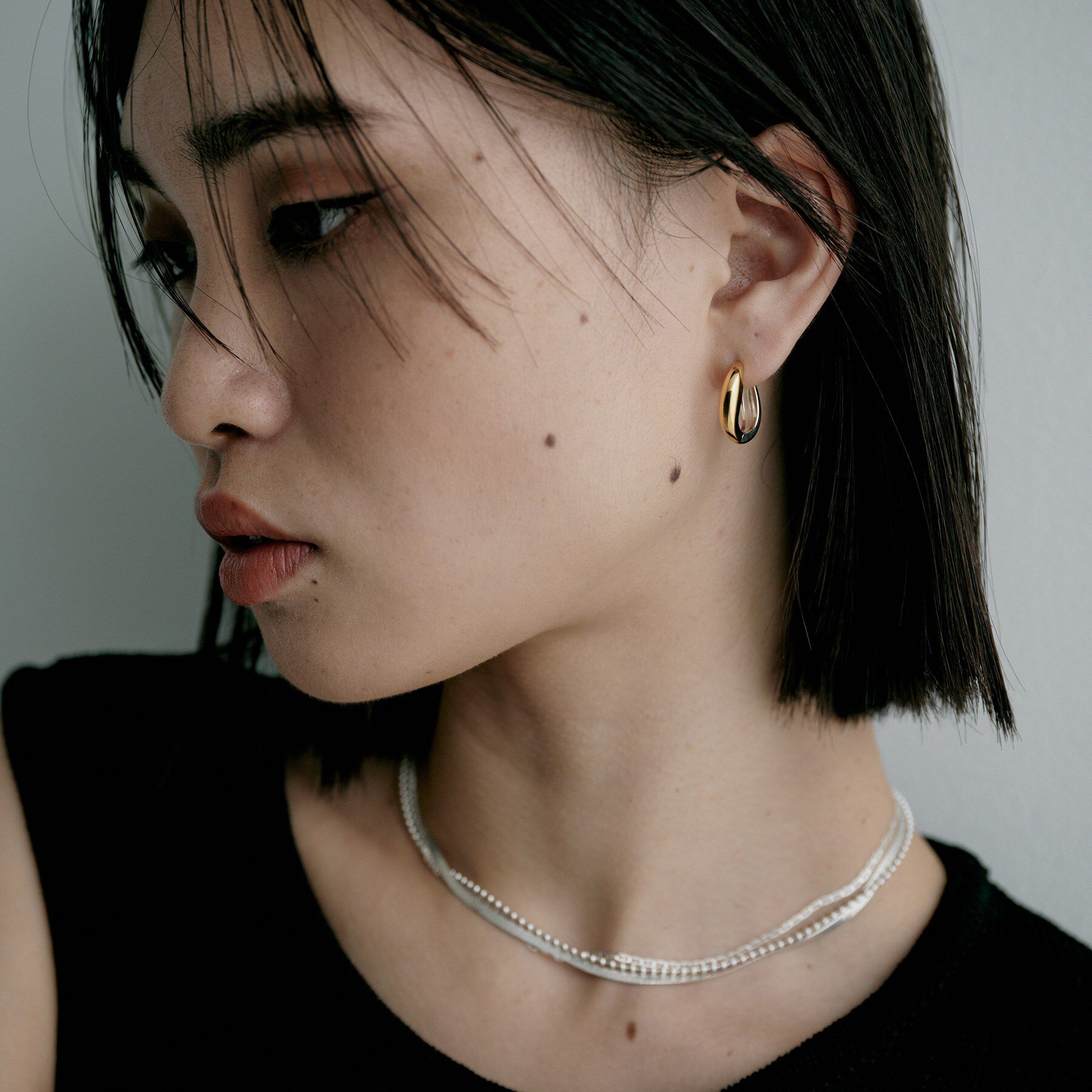 COCOSHNIK ONKITSCH「シルバー コンビカラー ハギーフープ ニュアンスピアス」|ピアス|