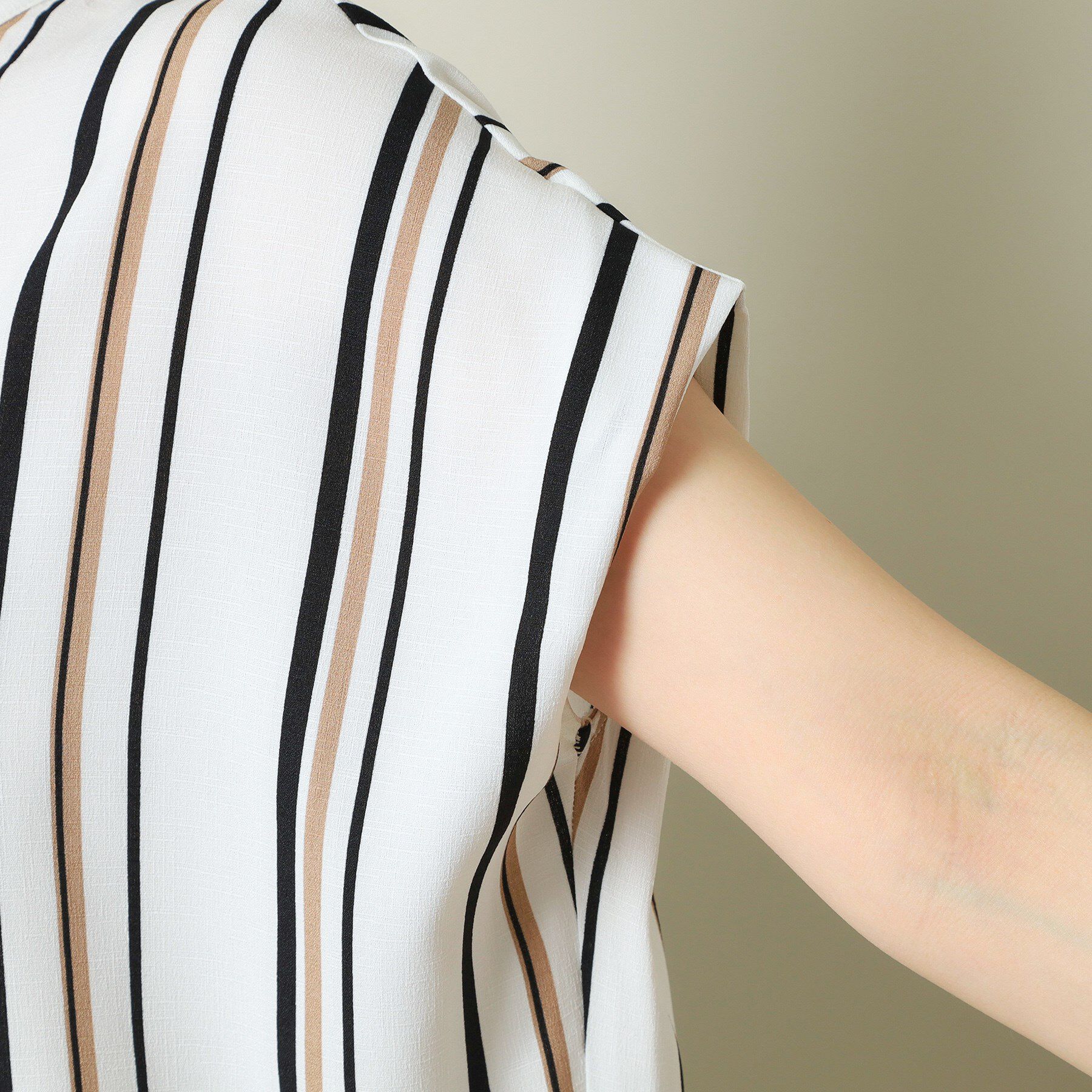 ITS&rsquo;DEMO「【UVケア／吸水速乾／洗濯機OK／冷感】麻調合繊タックブラウス＜ラク服シリーズ＞」|シャツ・ブラウス|