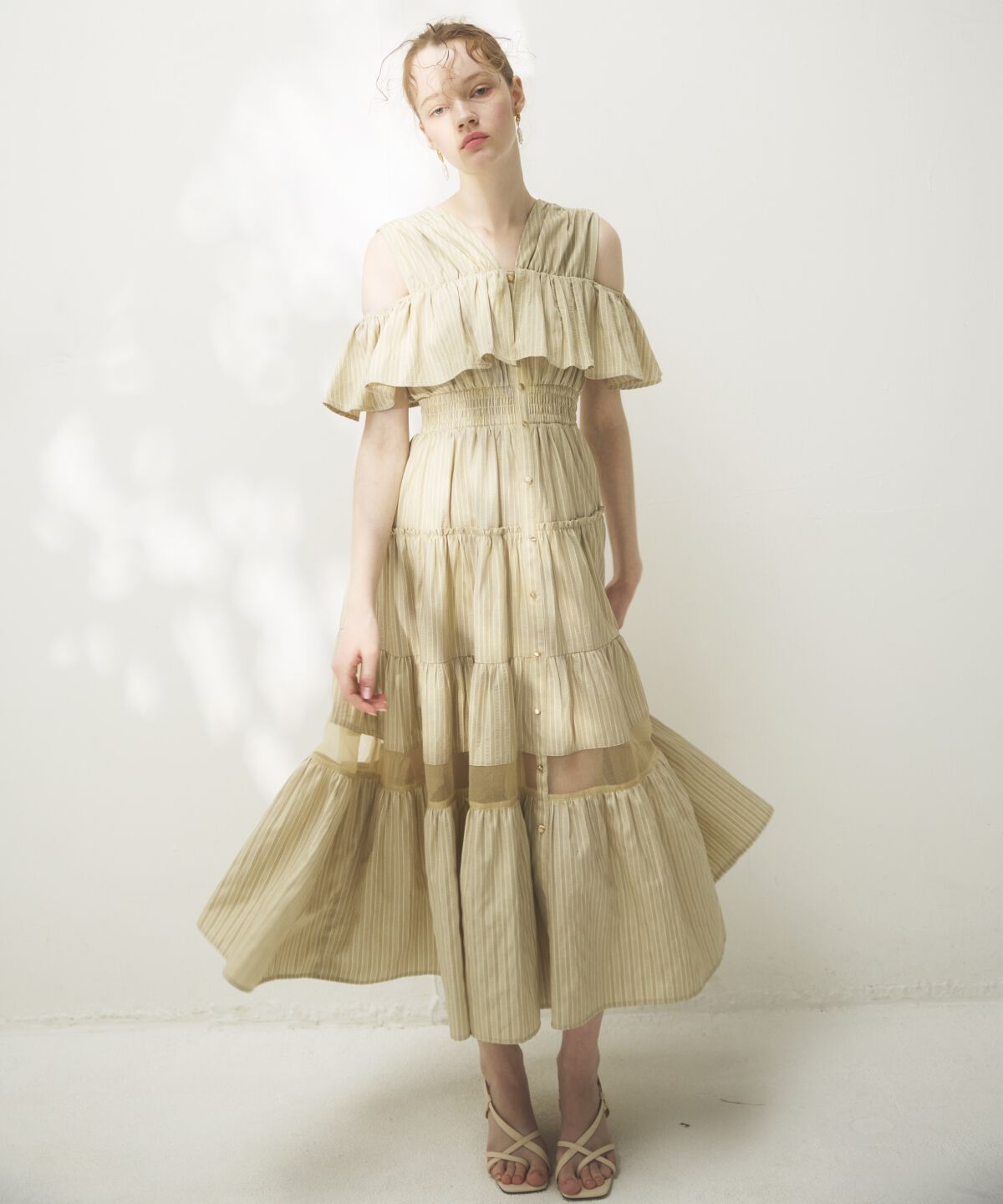 アンドクチュール「シアーティアードオープンショルダーワンピース」|ワンピース|beige/borderｽﾄﾗｲﾌﾟ