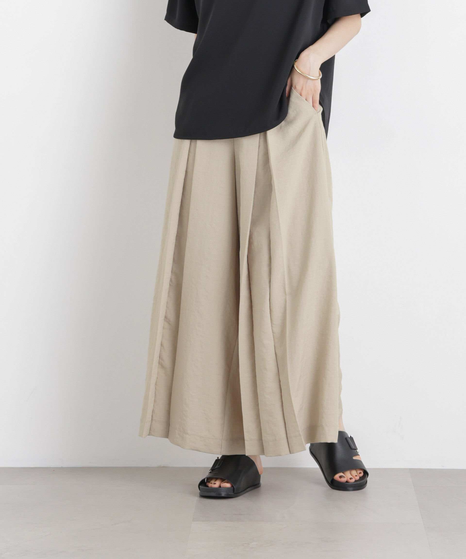 nano･universe「タンブラーブッチャーボックスプリーツワイドパンツ(セットアップ可)」|チノ|