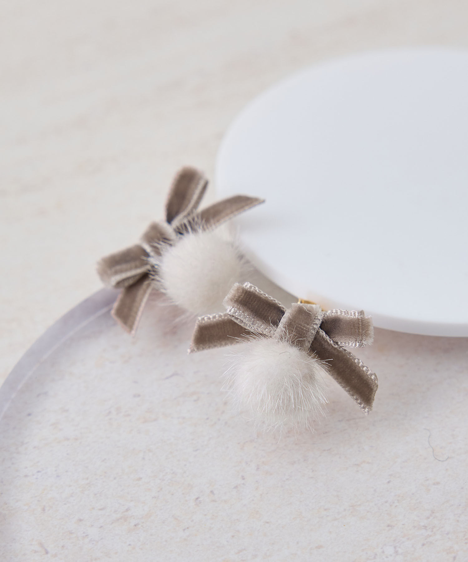 ROPE PICNIC PASSAGE「ベルベットリボン&times;シャギーボールプチピアス」|ピアス|ベージュ(27)