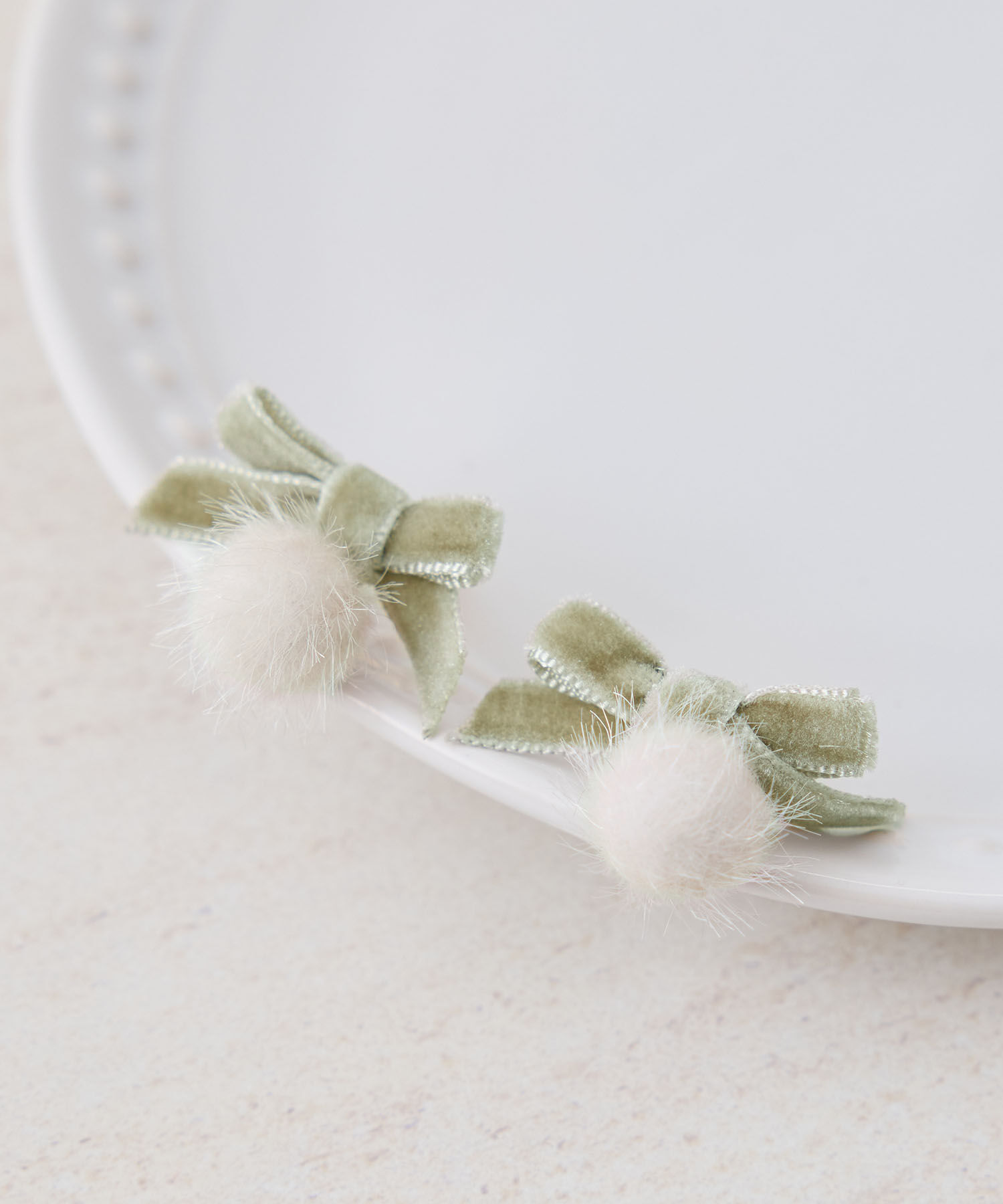 ROPE PICNIC PASSAGE「ベルベットリボン&times;シャギーボールプチピアス」|ピアス|グリーン系(35)