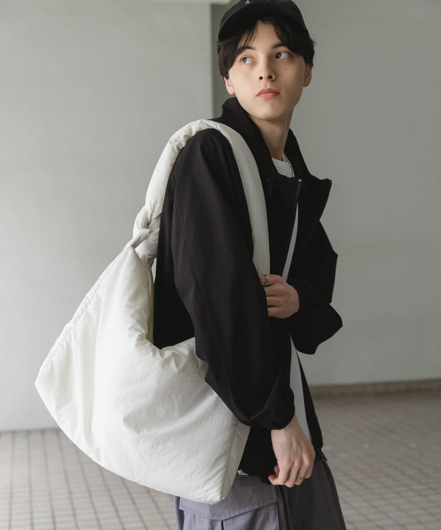 SENSE OF PLACE by URBAN RESEARCH「ナイロンパデットビックショルダー」|ショルダー・メッセンジャー|ホワイト