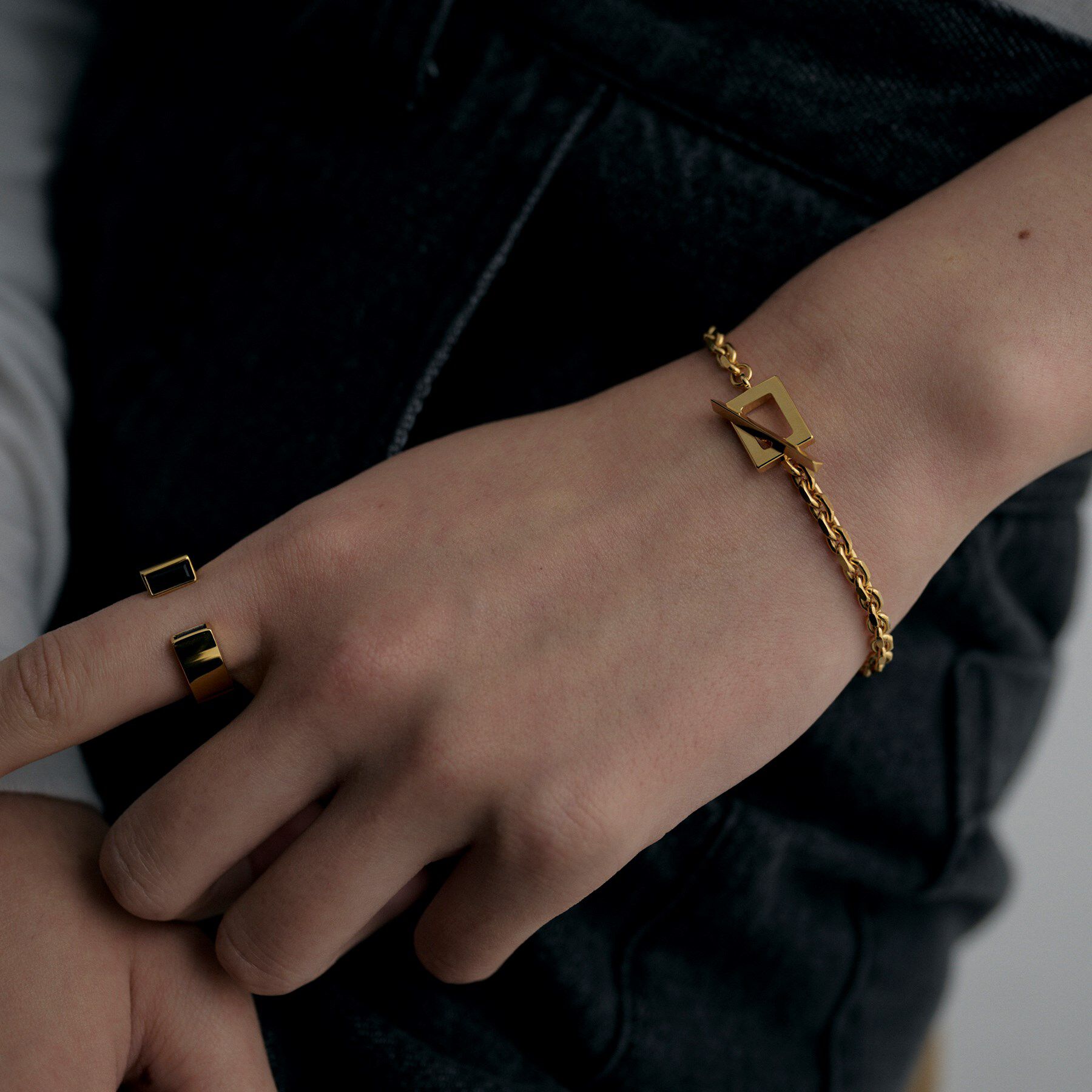 COCOSHNIK ONKITSCH「シルバー カットケーブルチェーン レクタングルマンテルブレスレット S GP」|ブレスレット・バングル|