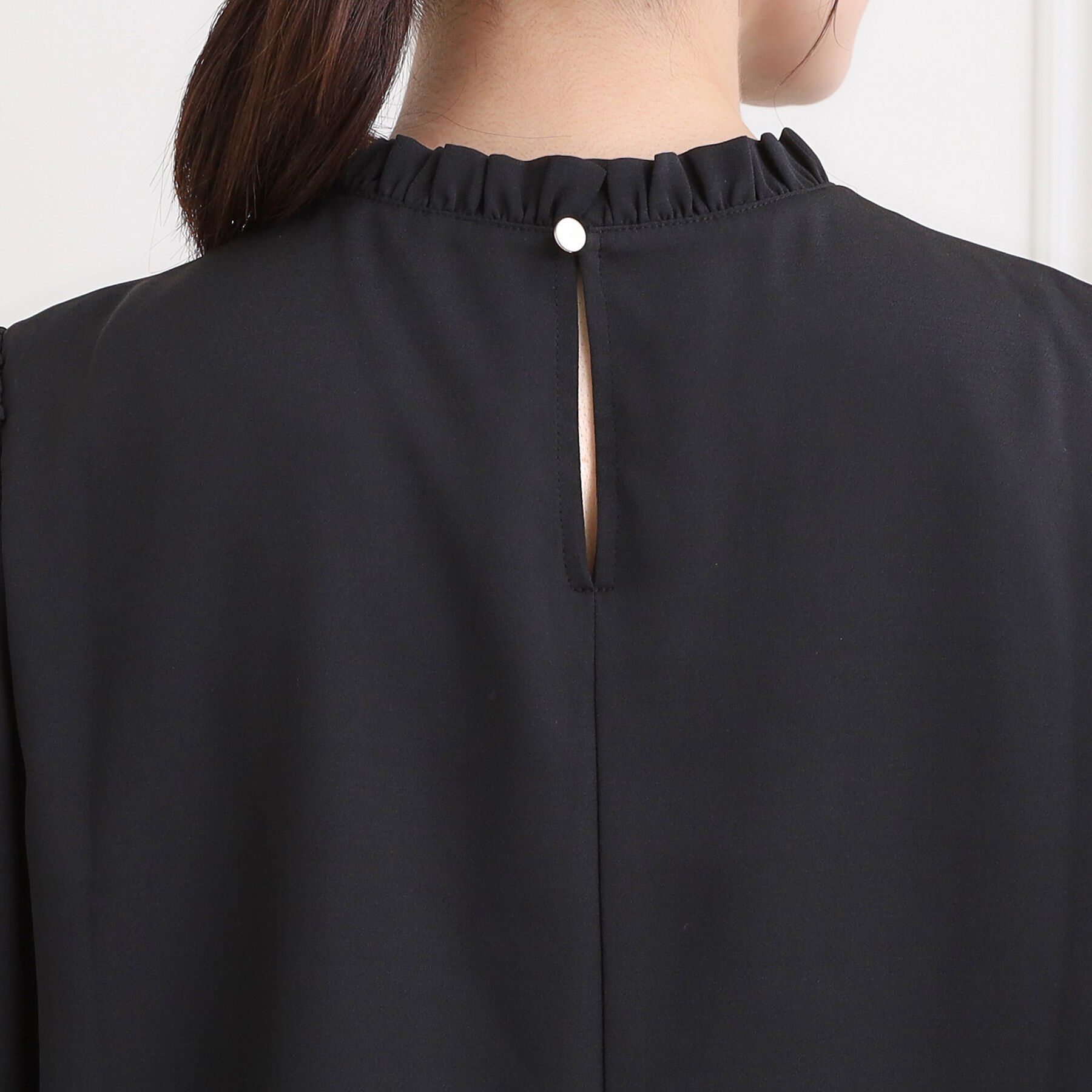 SHOO･LA･RUE「【洗濯機可/通勤/裏地つき】プチフリルで上品に クルーネックブラウス」|シャツ・ブラウス|