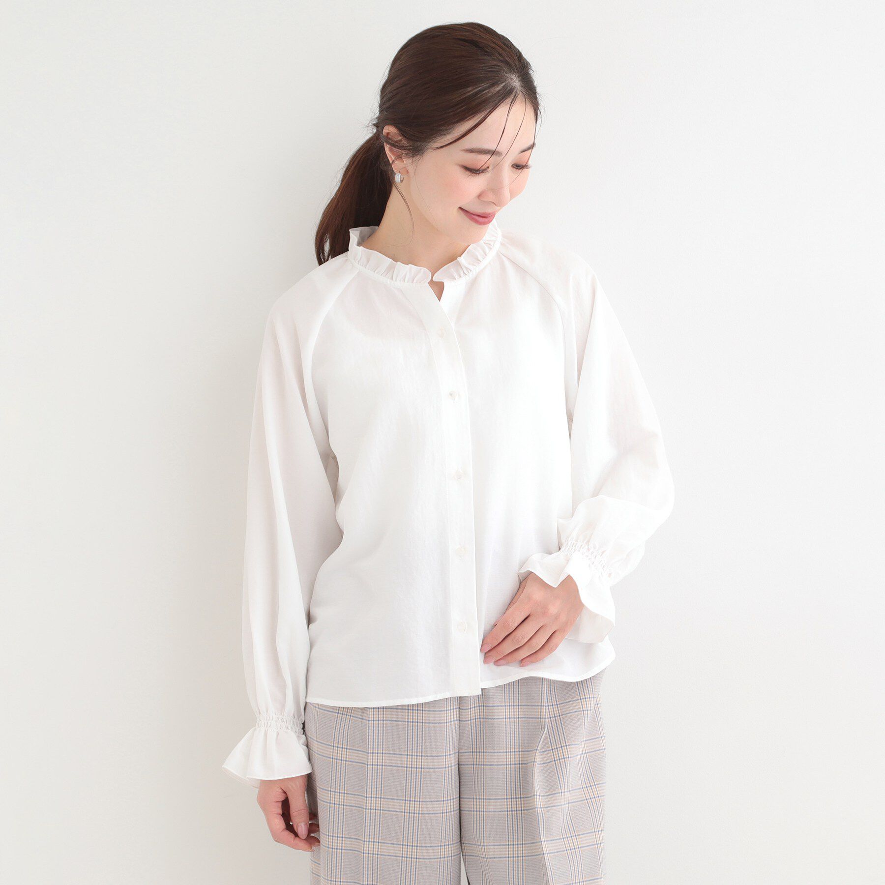 SHOO･LA･RUE「【洗濯後しわになりにくい/S-LL/UV】1枚で華やか　フリル使いがポイント　柔らかブラウス」|シャツ・ブラウス|