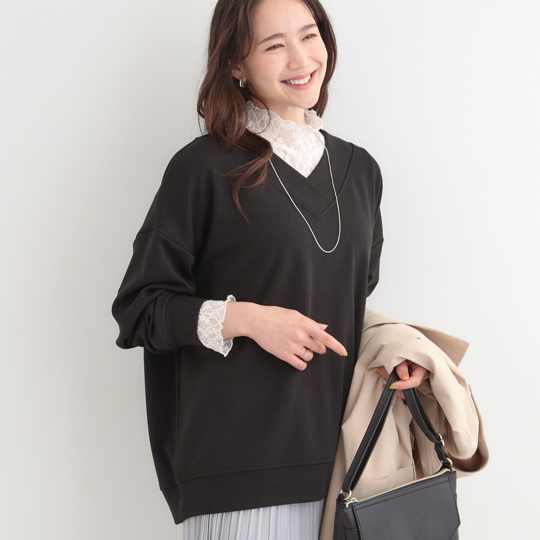 SHOO･LA･RUE「【洗濯機可】インせずすっきり見え　優しい雰囲気のVネックトップス」|Tシャツ・カットソー|ブラック(019)