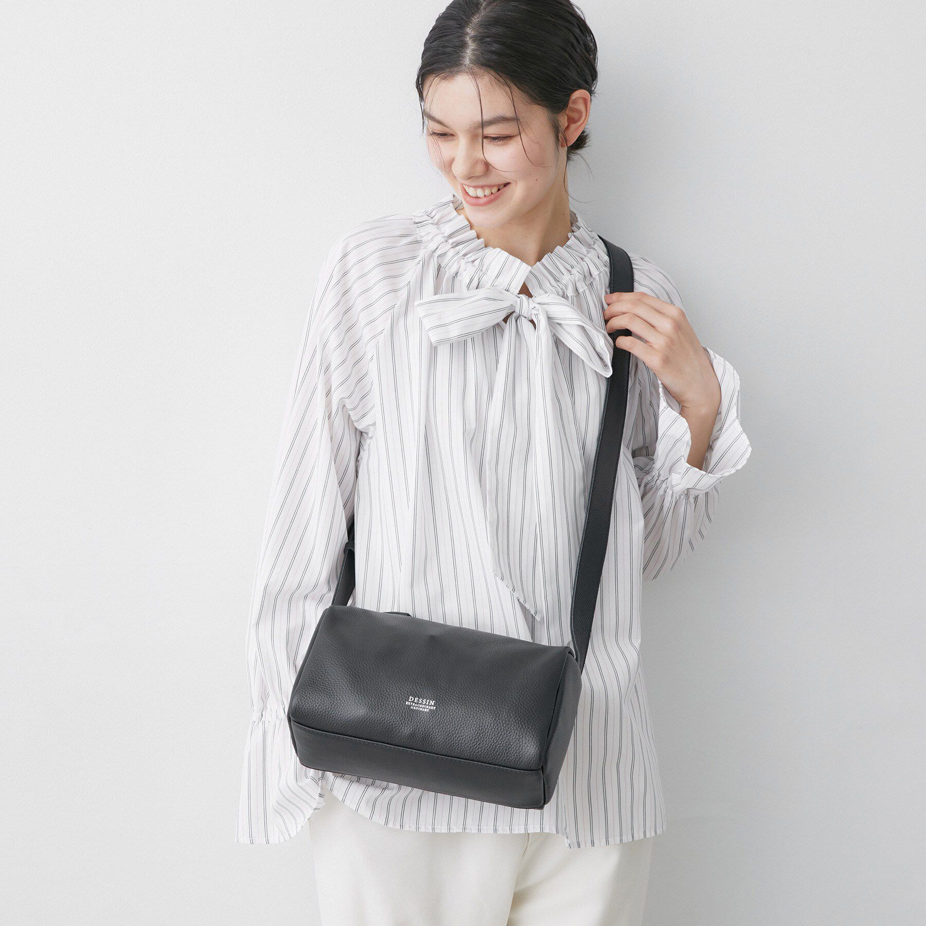Dessin「【軽量】本革スクエアショルダーバッグ」|ショルダー・メッセンジャー|ブラック(019)