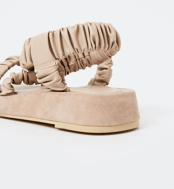 AU BANNISTER「【LAROUTE】シャーリングベルトサンダル」|サンダル|