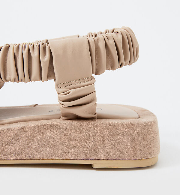 AU BANNISTER「【LAROUTE】シャーリングベルトサンダル」|サンダル|