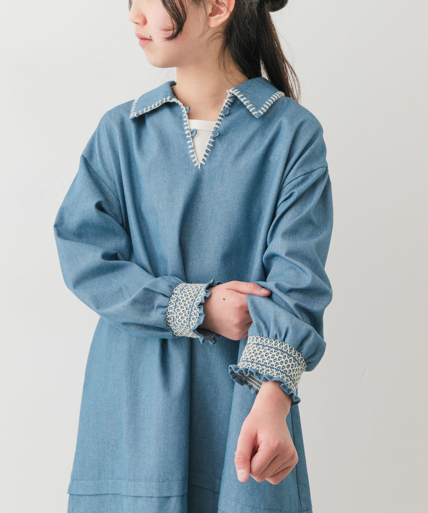 URBAN RESEARCH DOORS「『150サイズあり』デニム刺繍ワンピース(KIDS)」|ワンピース|インディゴブルー