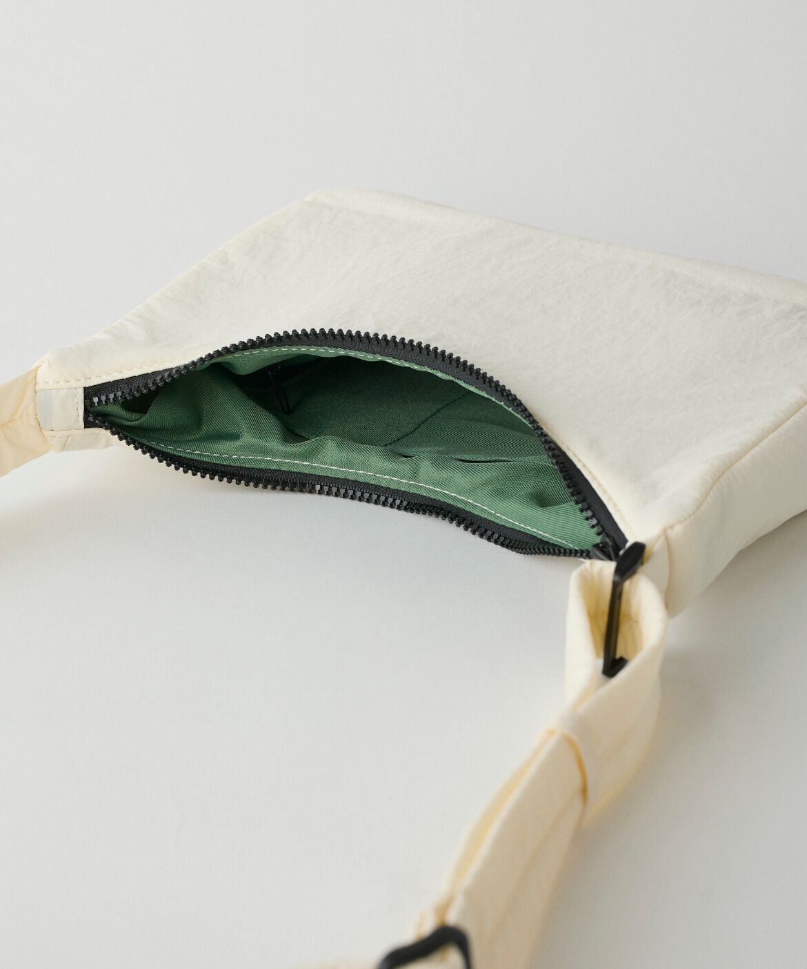 DAY by DAY it&rsquo;s international「ナイロンショルダーバッグ」|ショルダー・メッセンジャー|