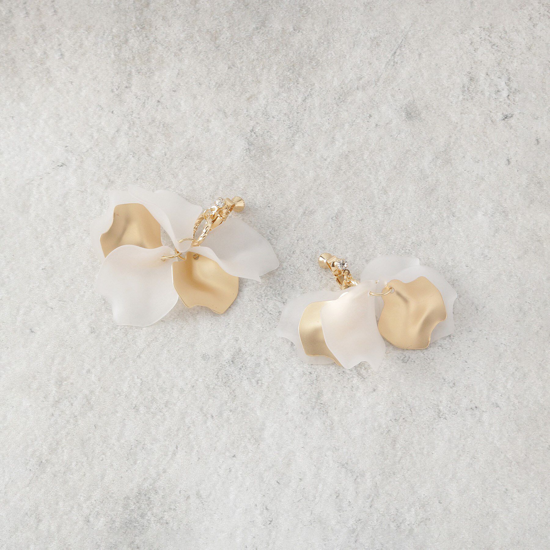 COUP DE CHANCE「ペタルイヤリング／花びらモチーフ／大人フェミニン」|イヤリング|ゴールド(007)