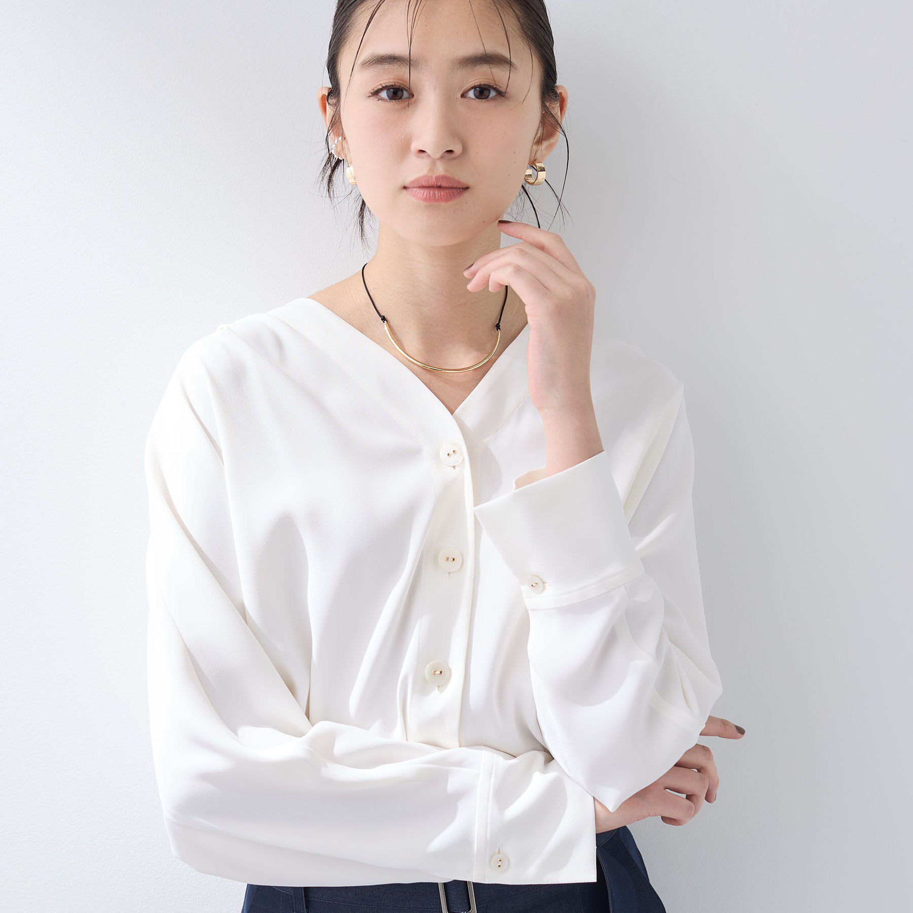 INDIVI「【洗える／UVケア／マットサテン】Vネックドルマンスリーブブラウス」|シャツ・ブラウス|ホワイト(001)