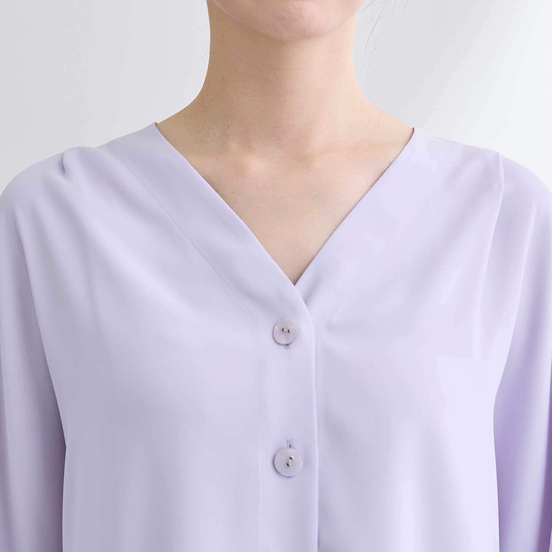 INDIVI「【洗える／UVケア／マットサテン】Vネックドルマンスリーブブラウス」|シャツ・ブラウス|