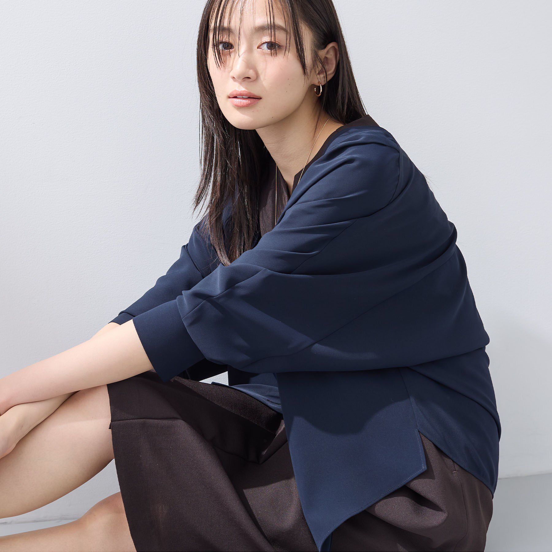 INDIVI「【洗える／UVケア／マットサテン】Vネックドルマンスリーブブラウス」|シャツ・ブラウス|ネイビー(094)