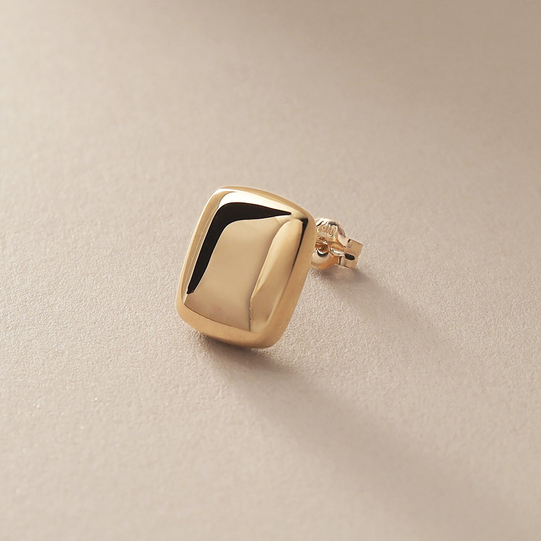 COCOSHNIK「K10中空クッションシェイプ スタッドピアス大」|ピアス|