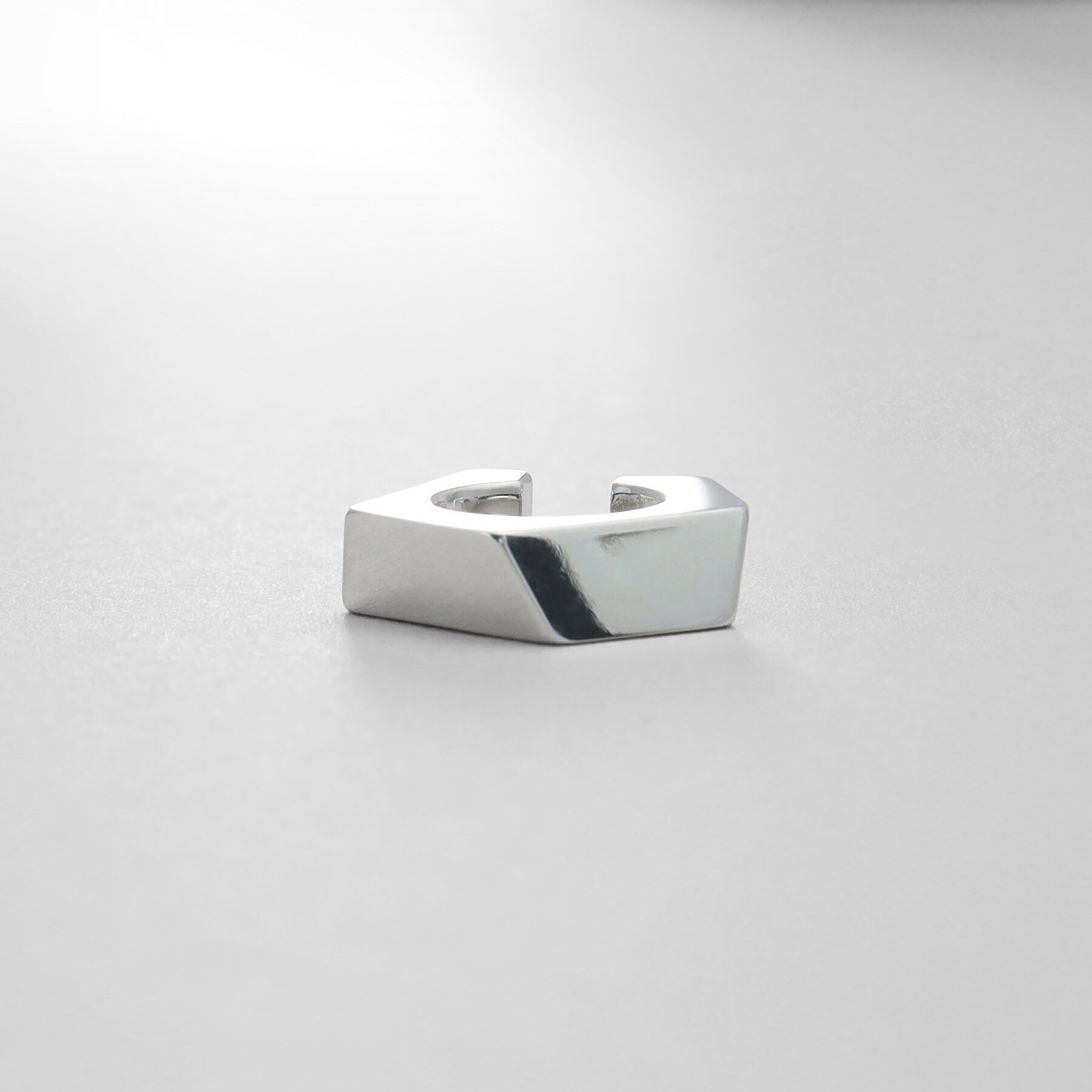 COCOSHNIK ONKITSCH「シルバー ペンタゴンイヤーカフ」|イヤーカフ|