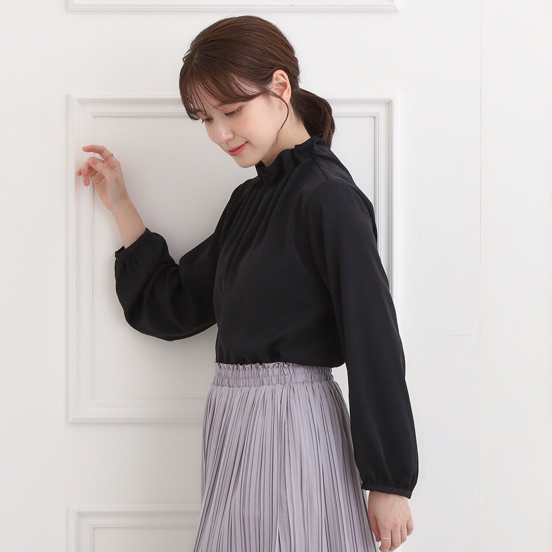 SHOO･LA･RUE「【洗濯機可】上品で華やか スタンドフリルブラウス」|シャツ・ブラウス|