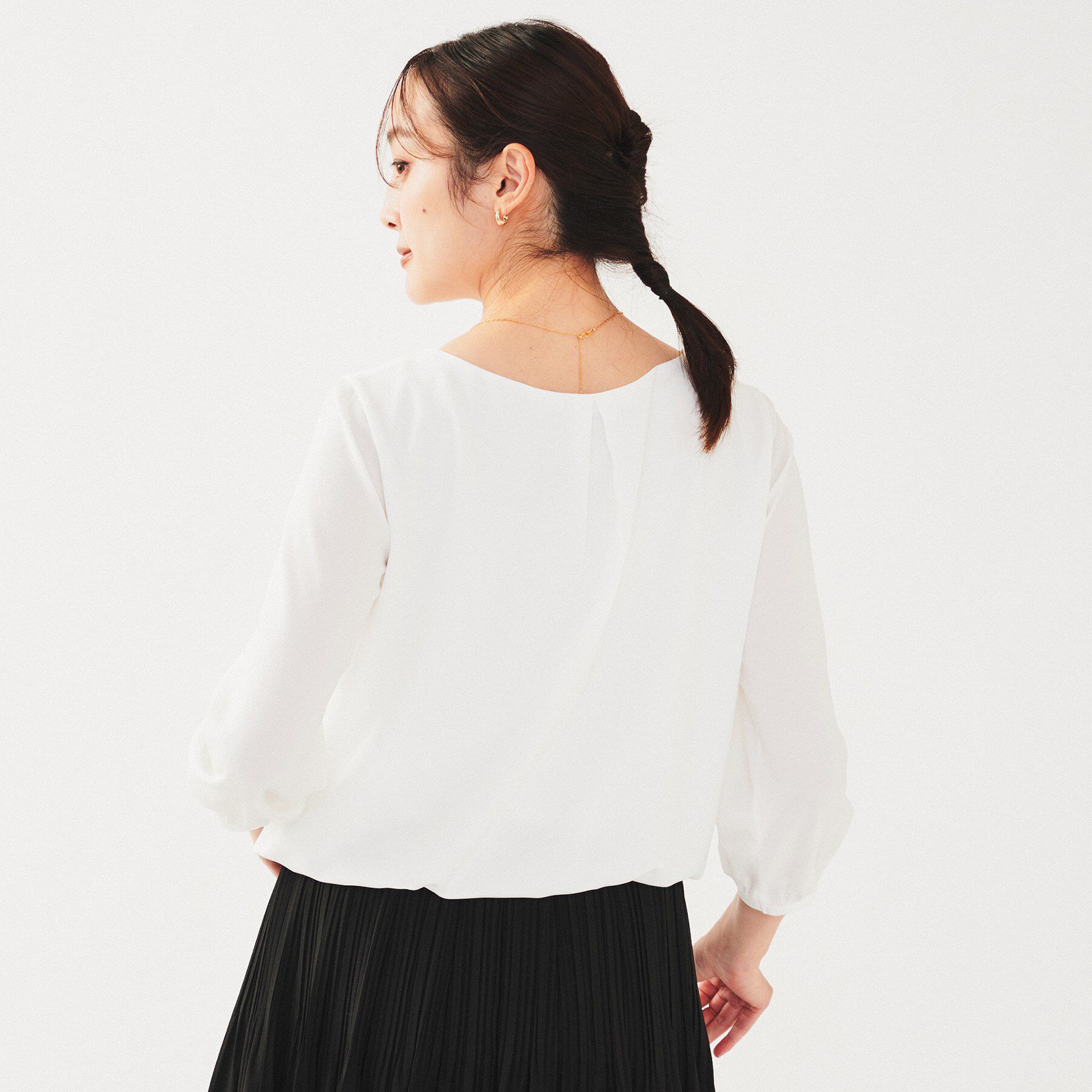 UNTITLED「【透けにくい/通勤】パウダリー タックブラウス」|シャツ・ブラウス|