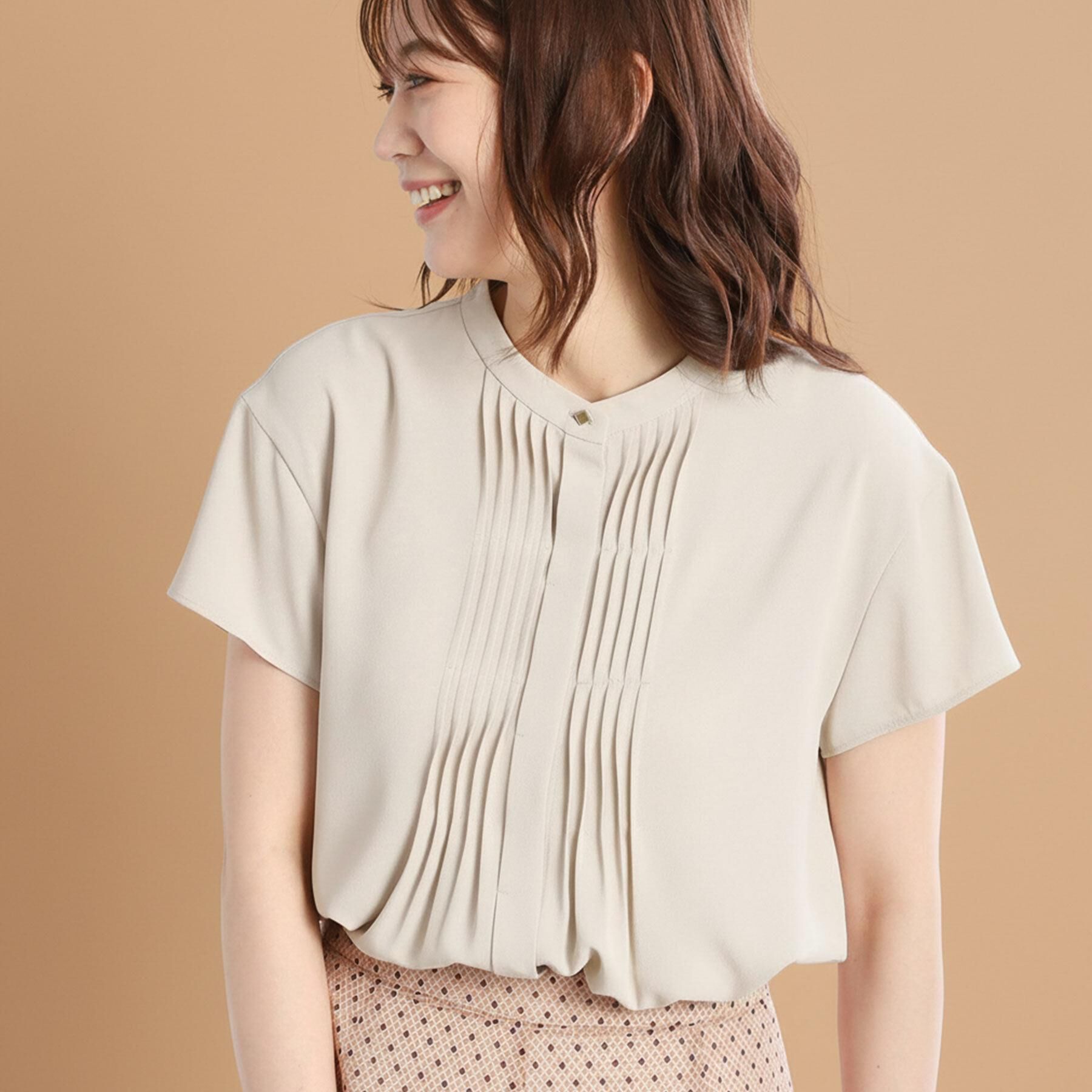 Reflect「【インナーに◎／すっきり見え！長め丈】タックデティールブラウス」|シャツ・ブラウス|ベージュ(052)