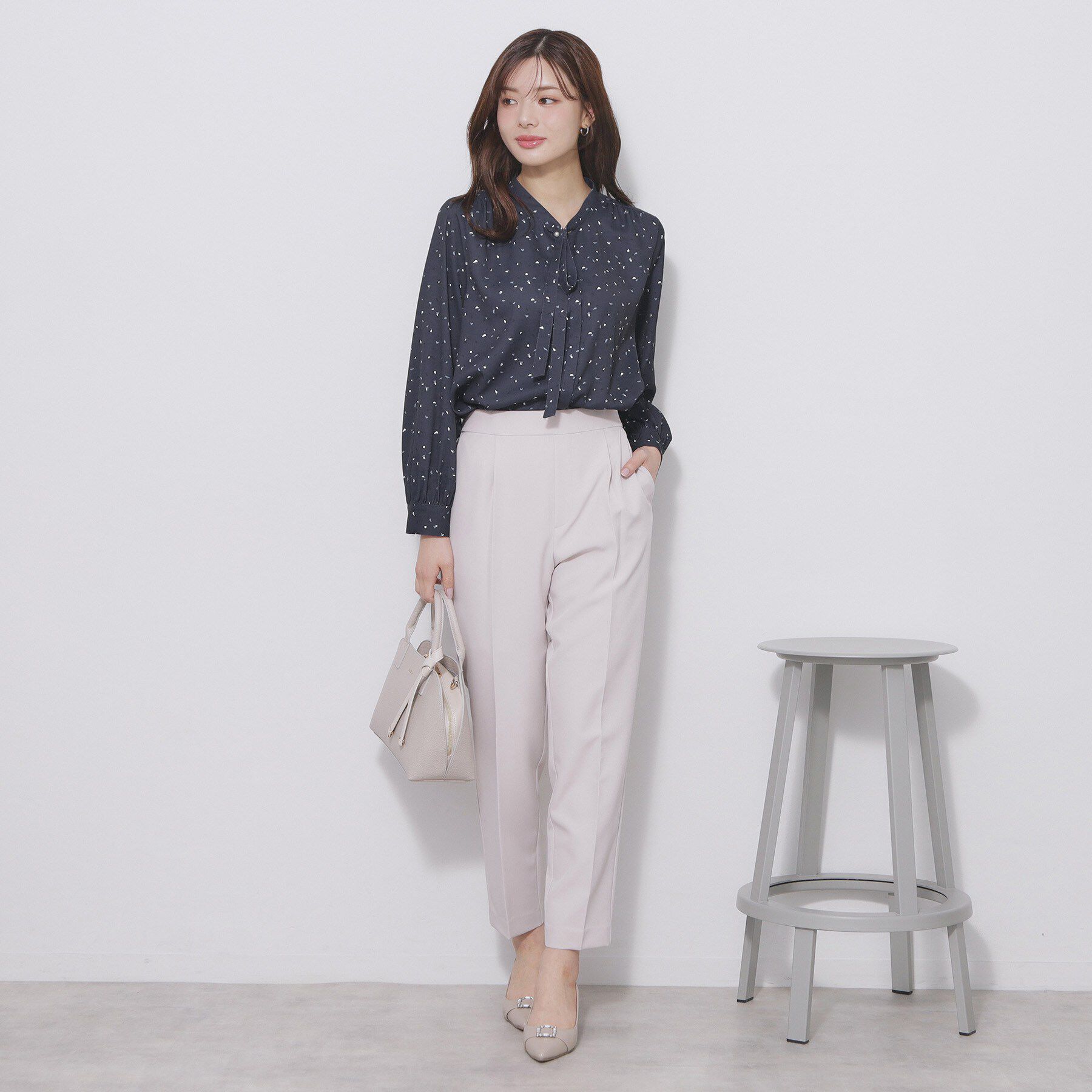 index「フェイクパールピンボウタイブラウス【洗濯機OK/イージーアイロン/ストレッチ】《XS-LL》」|シャツ・ブラウス|