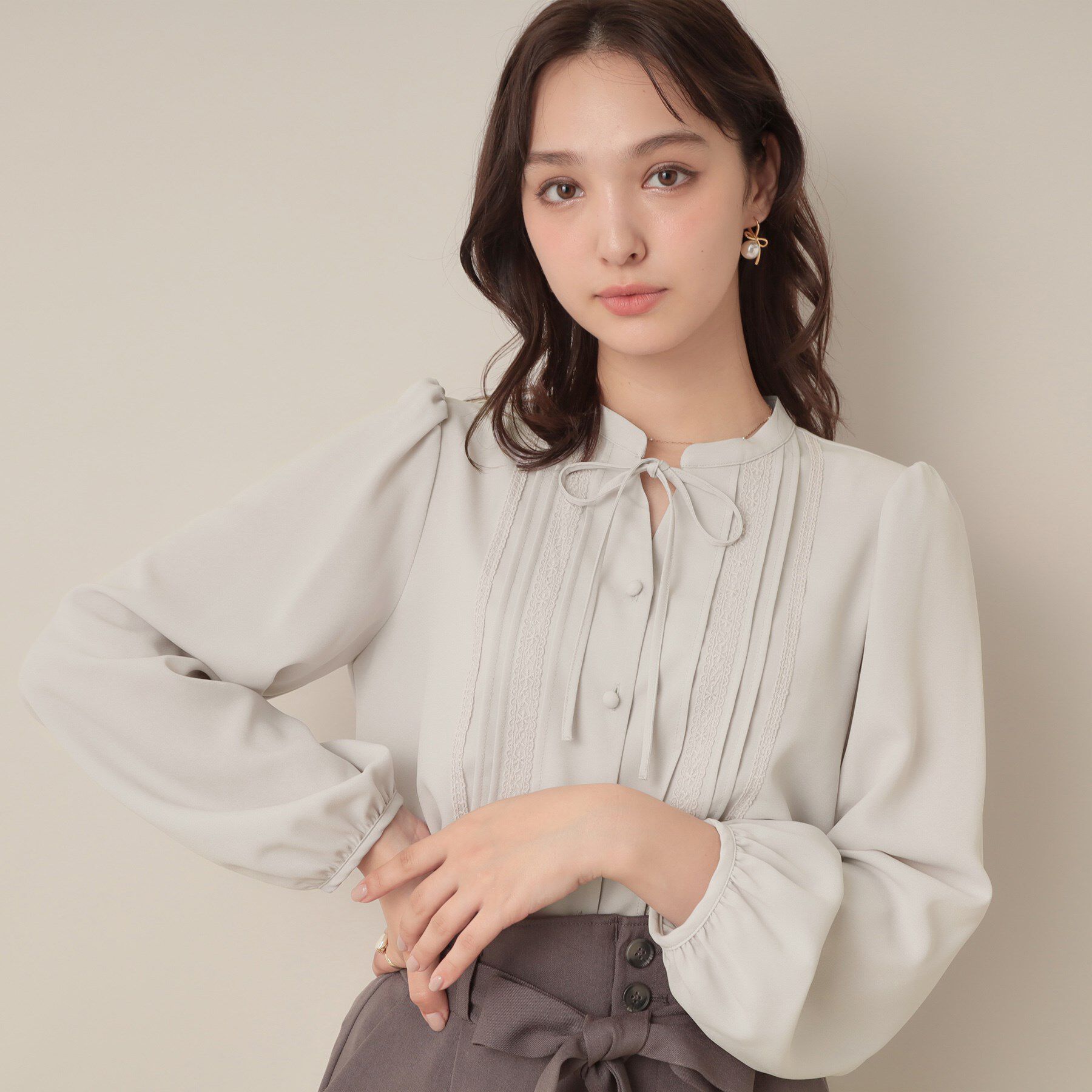 Couture broach「【大人可愛い・通勤】ピンタックレースブラウス」|シャツ・ブラウス|ライトグレー(011