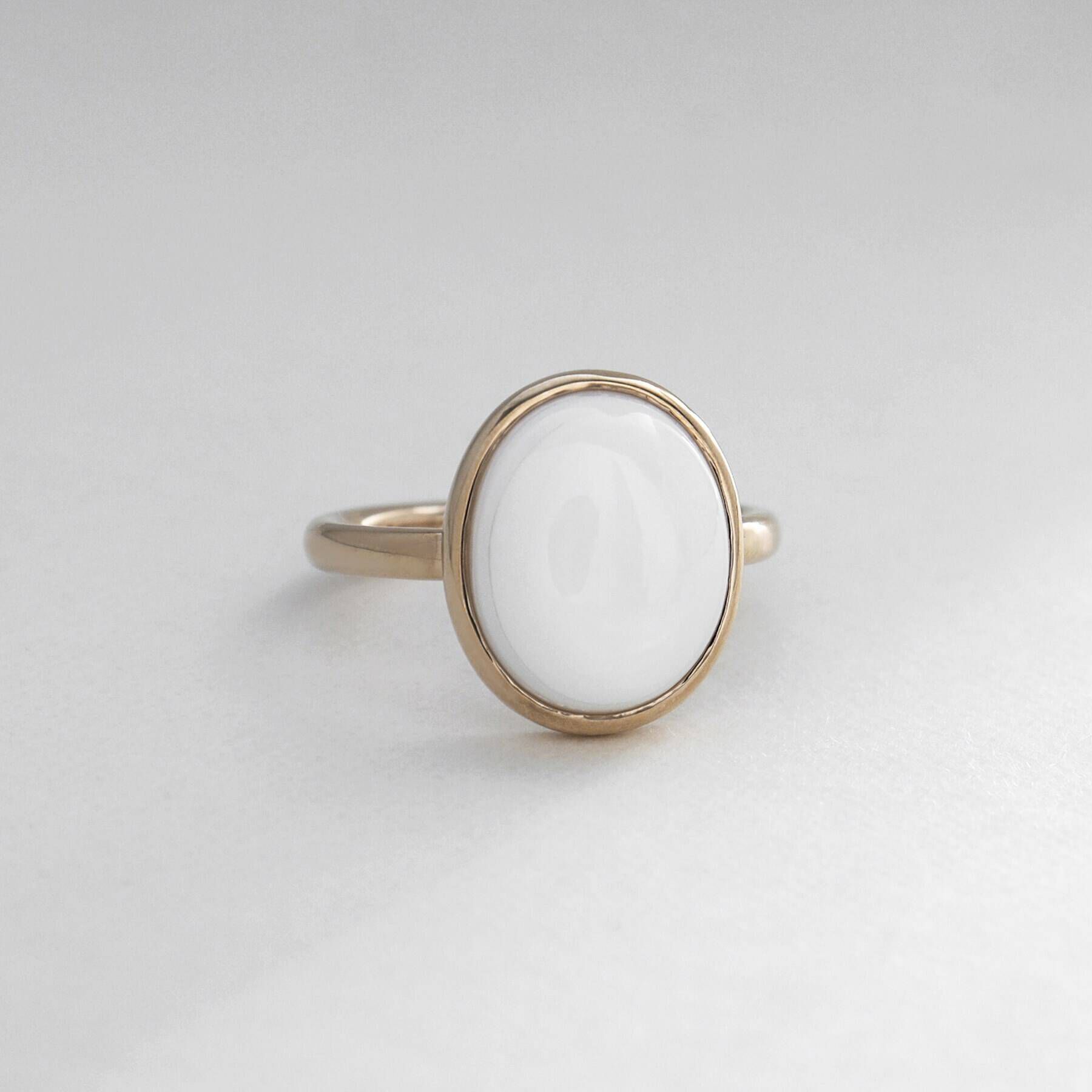 COCOSHNIK「K10カラーストーン（白蝶貝）オーバルカボションリング」|リング|