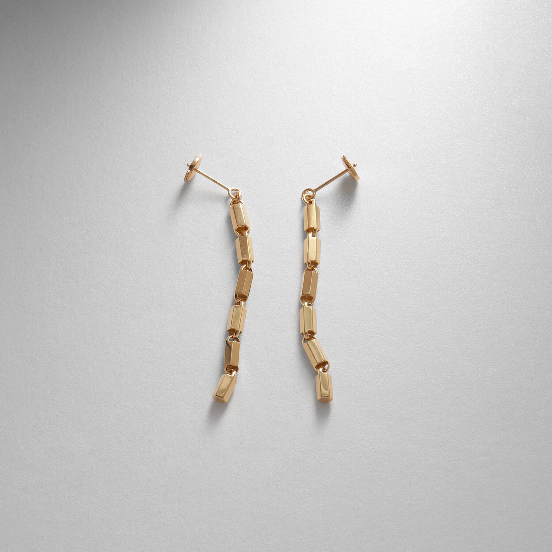 COCOSHNIK「K18ヘキサゴンカットチェーン スタッドピアス 小」|ピアス|