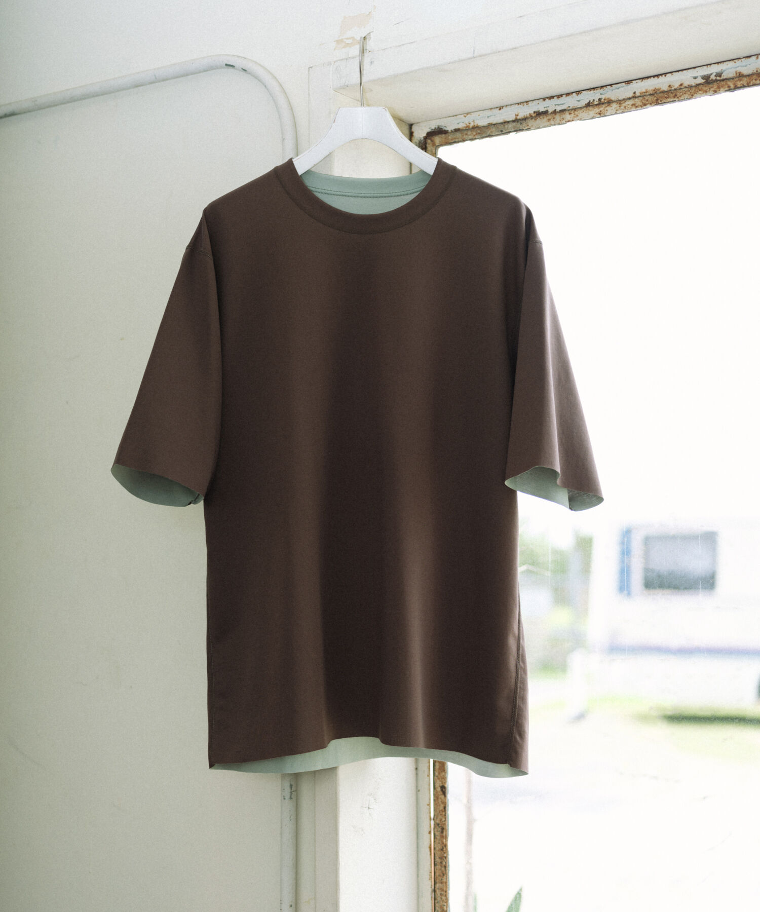 ADAM ET ROPE'「《定番》ハイゲージ シャンブレー リバーシブル Tシャツ」|Tシャツ・カットソー|ダークブラウン(20)