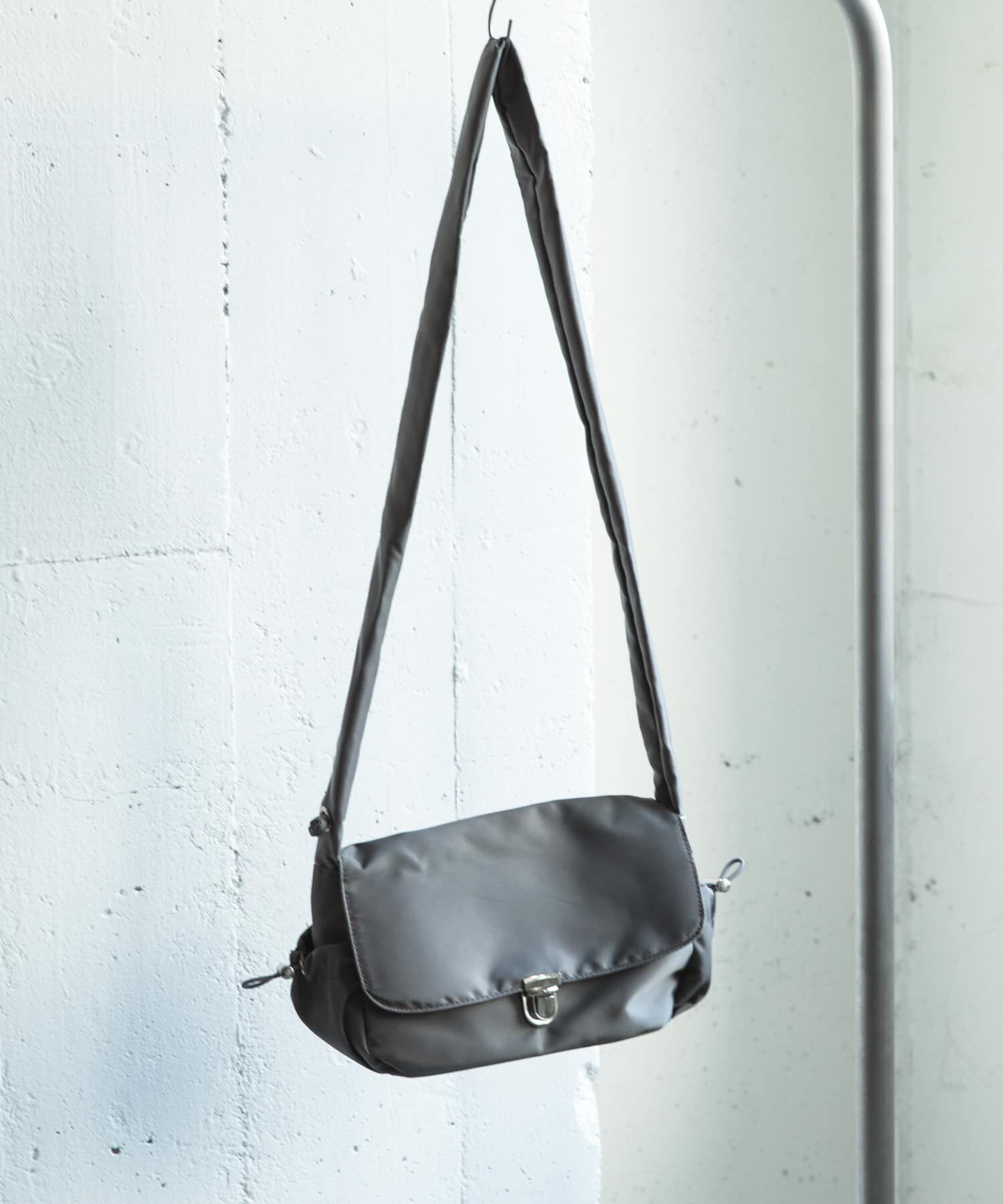 SENSE OF PLACE by URBAN RESEARCH「ナイロンフラップショルダーバッグ」|ショルダー・メッセンジャー|グレー