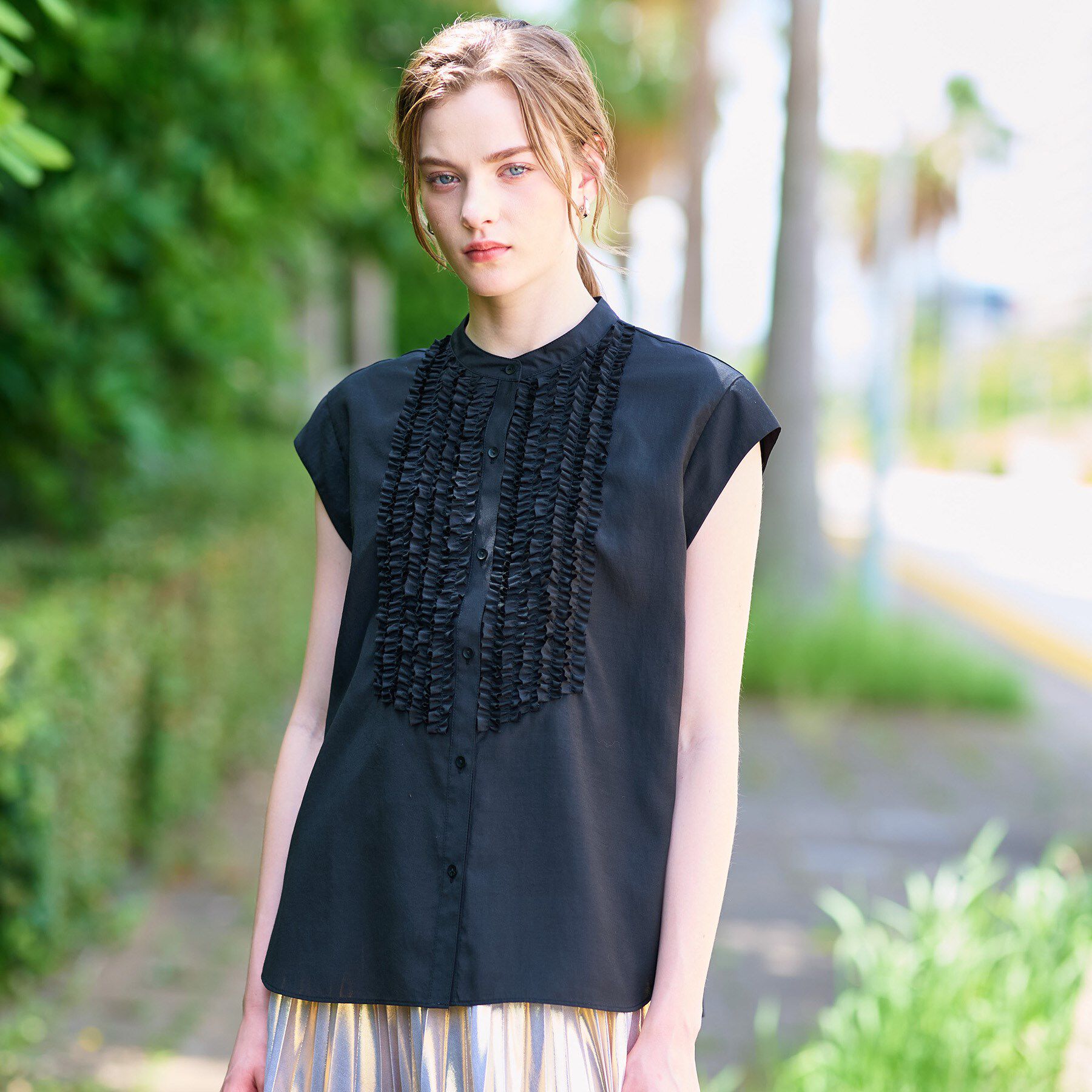DRESSTERIOR「【撥水/UVカット/接触冷感】バンドカラーフレンチスリーブフリルブラウス」|シャツ・ブラウス|ブラック(019)
