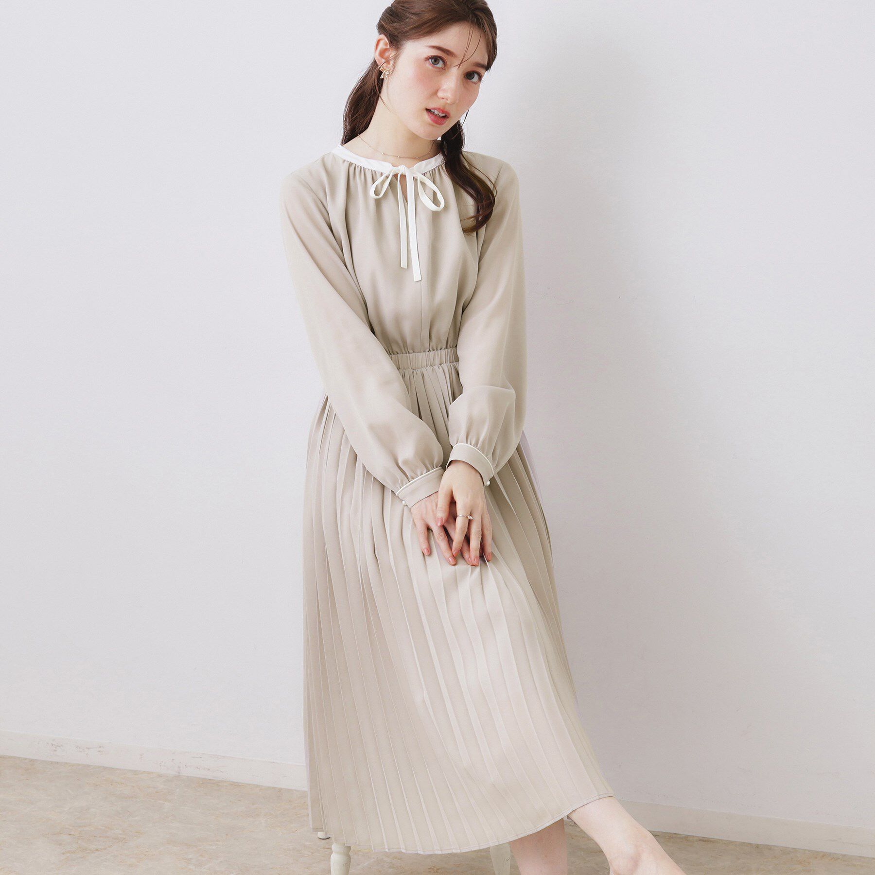 Couture broach「【ハレの日・通勤】配色シフォンプリーツ ワンピース」|ワンピース|グレージュ(050)