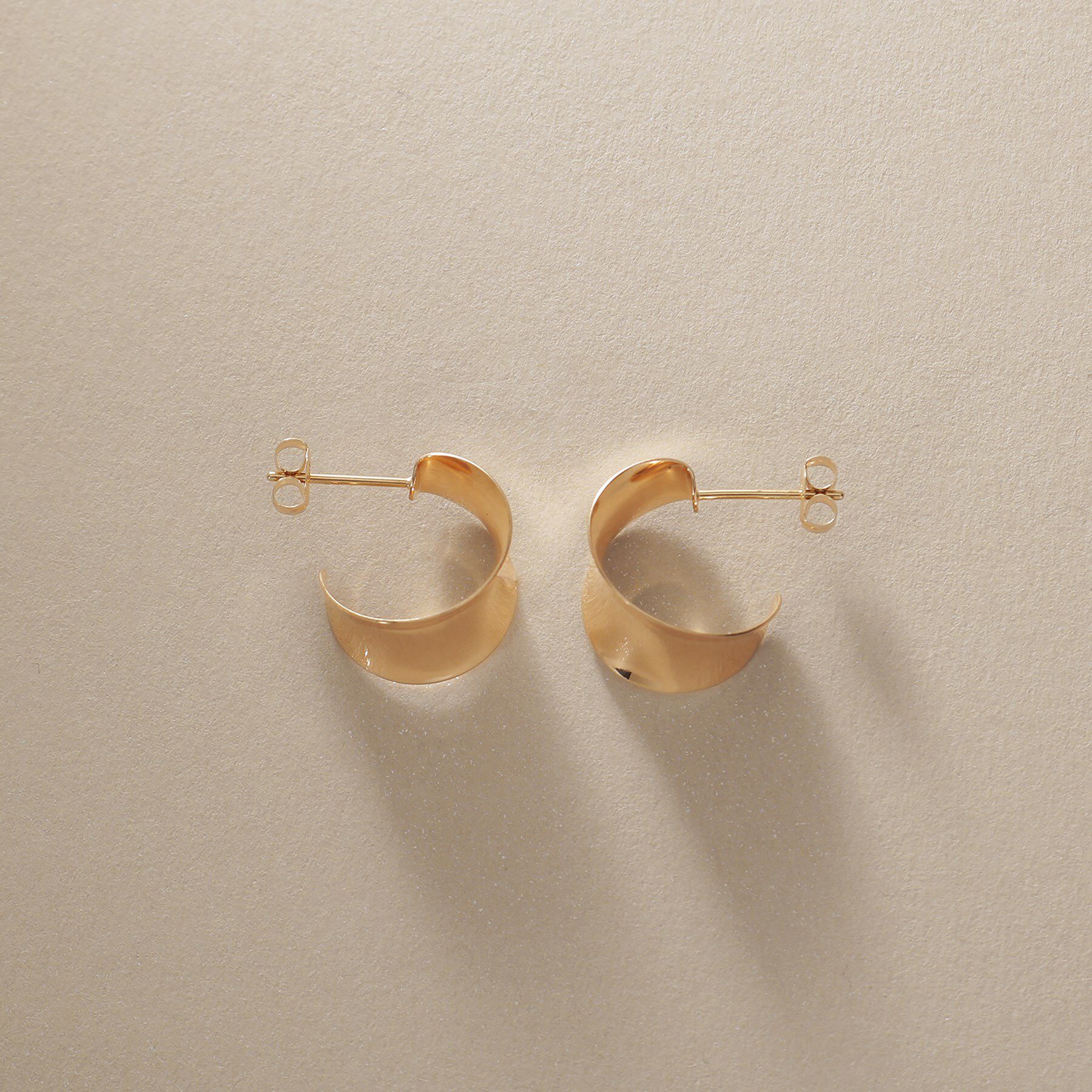 COCOSHNIK「K10逆アールプレート スタッドピアス」|ピアス|