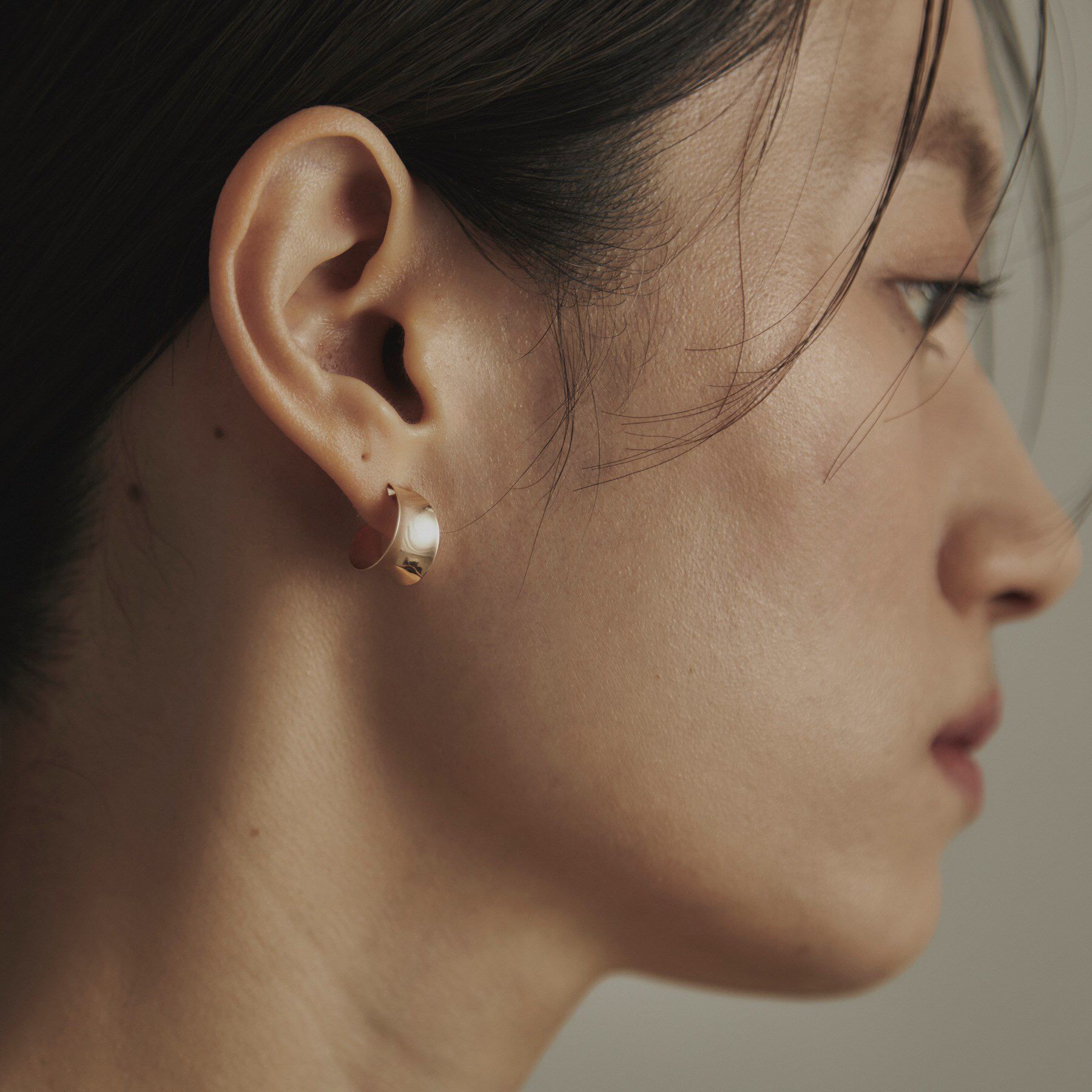 COCOSHNIK「K10逆アールプレート スタッドピアス」|ピアス|