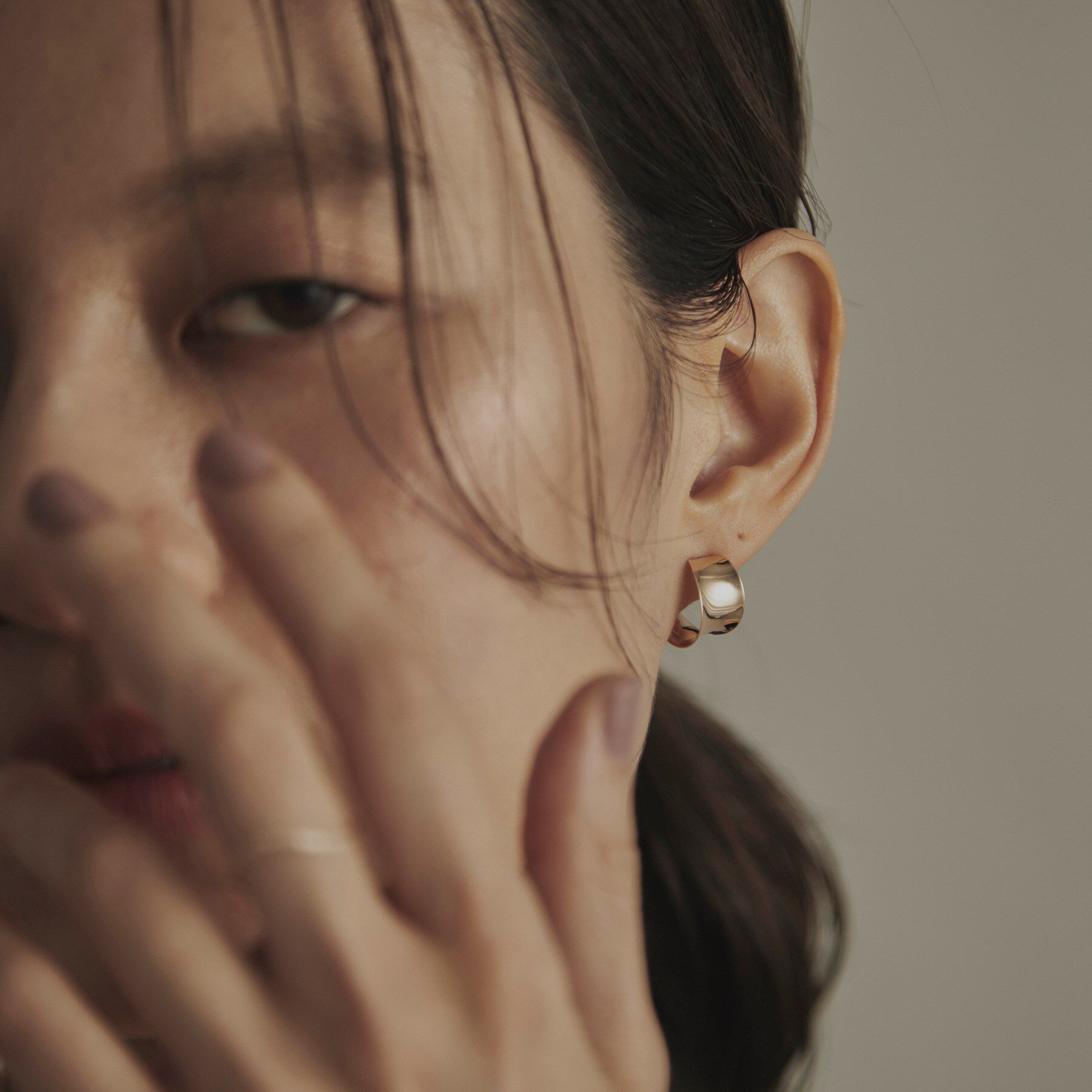 COCOSHNIK「K10逆アールプレート スタッドピアス」|ピアス|