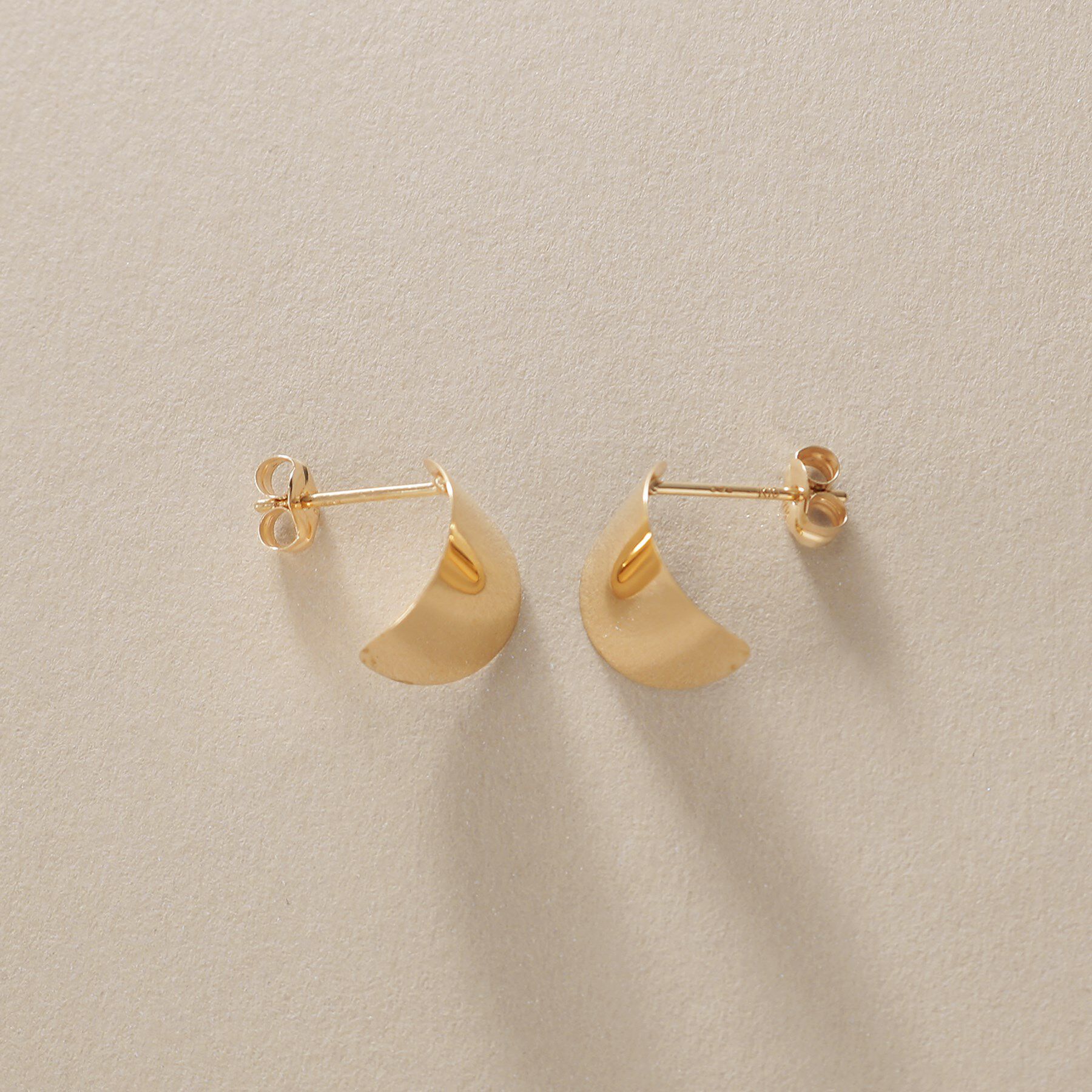 COCOSHNIK「K10ラウンドプレート スタッドピアス」|ピアス|