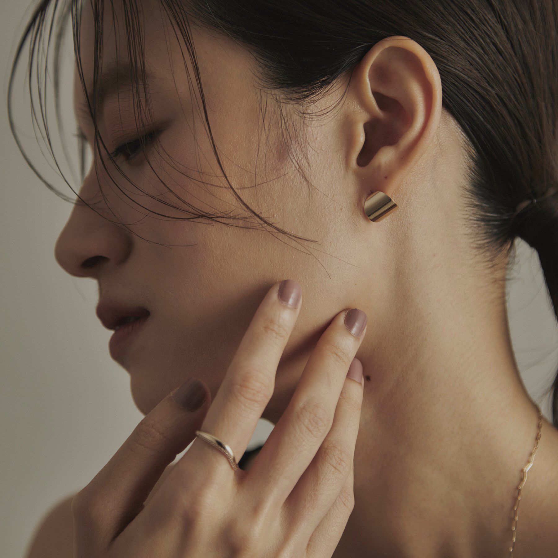 COCOSHNIK「K10ラウンドプレート スタッドピアス」|ピアス|