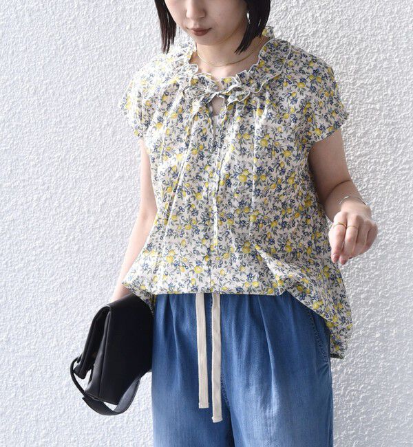 SHIPS Colors 「《予約》SHIPS Colors:〈手洗い可能〉フルーツ プリント フリルネック ブラウス◆」|シャツ・ブラウス|