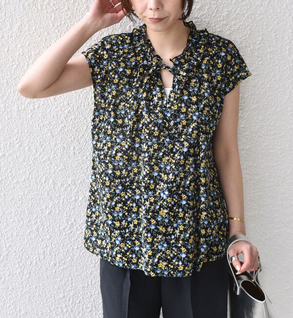 SHIPS Colors 「《予約》SHIPS Colors:〈手洗い可能〉フルーツ プリント フリルネック ブラウス◆」|シャツ・ブラウス|