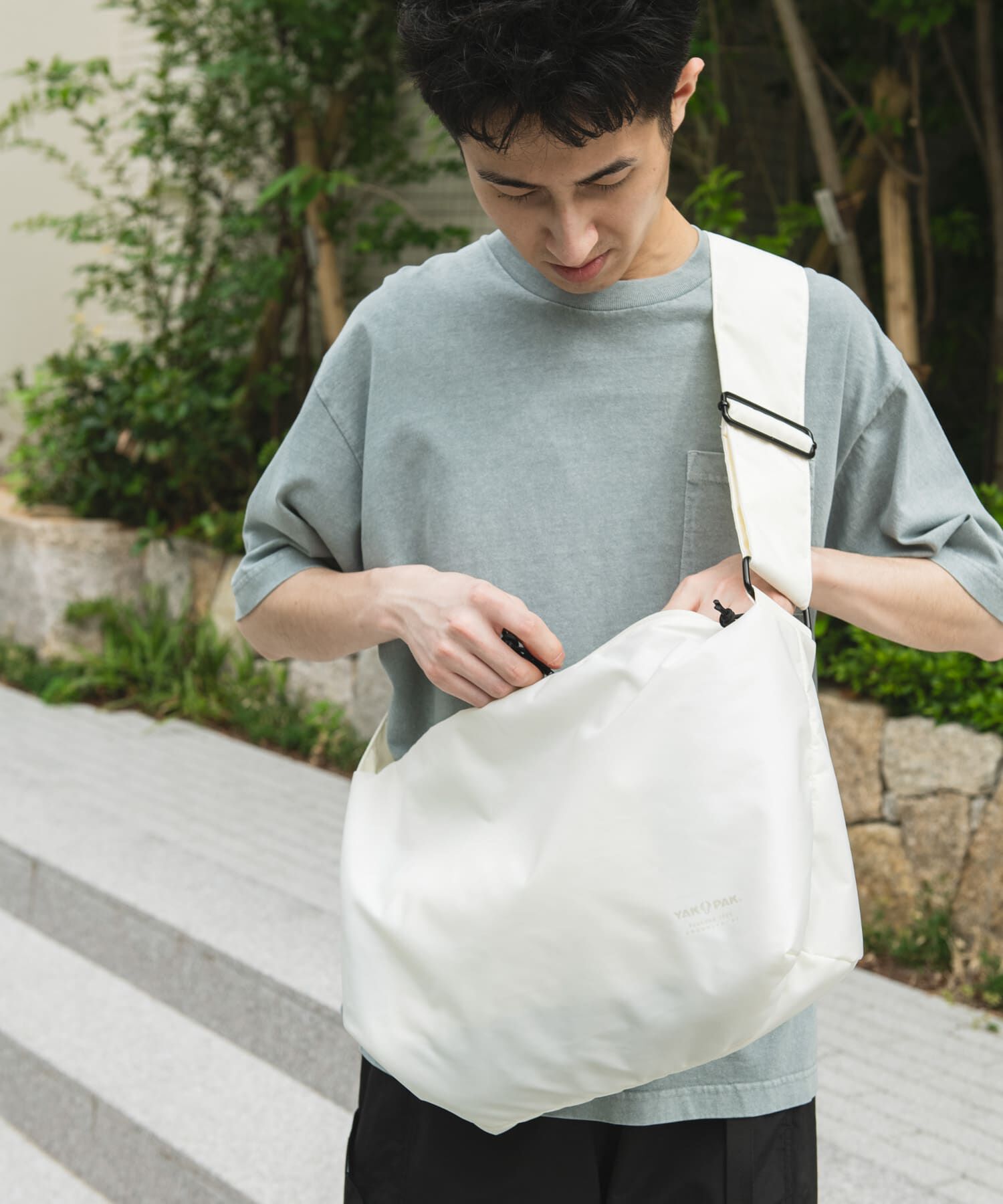 URBAN RESEARCH DOORS「『別注』YAKPAK&times;DOORS　SHOULDER BAG M」|ショルダー・メッセンジャー|ホワイト