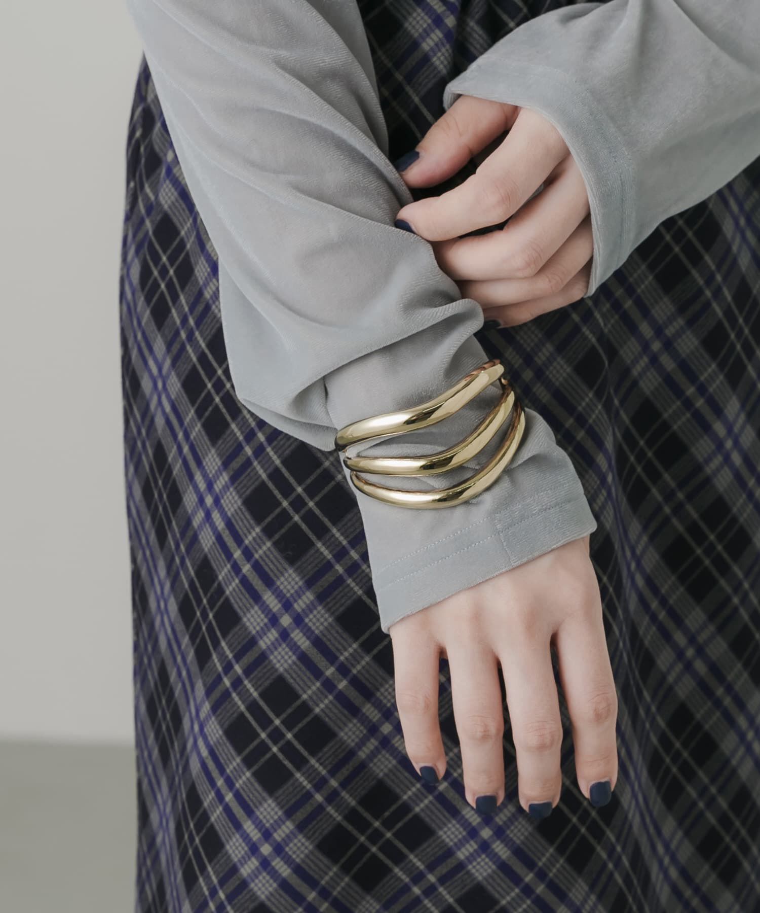 SMELLY「ウェーブラインワイドメタルバングル」|ブレスレット・バングル|ゴールド