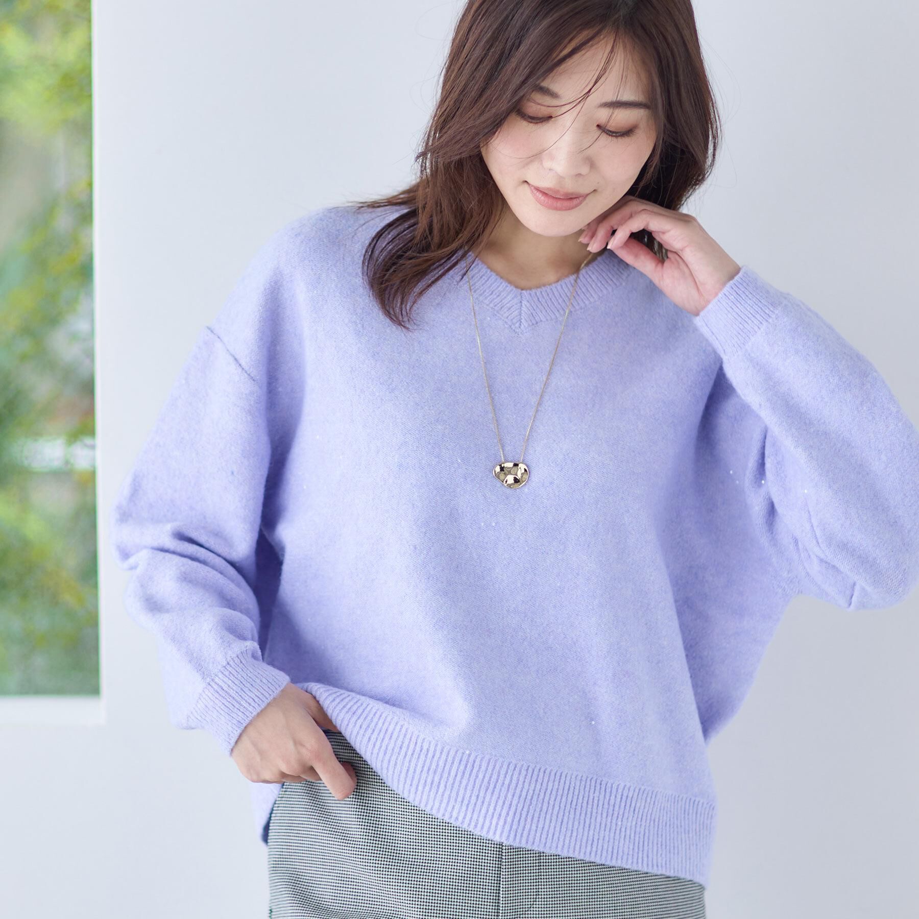 Reflect「【選べる5色／ゆったりシルエット】Vネックスパンコールニット」|ニット・セーター|ラベンダー(080)