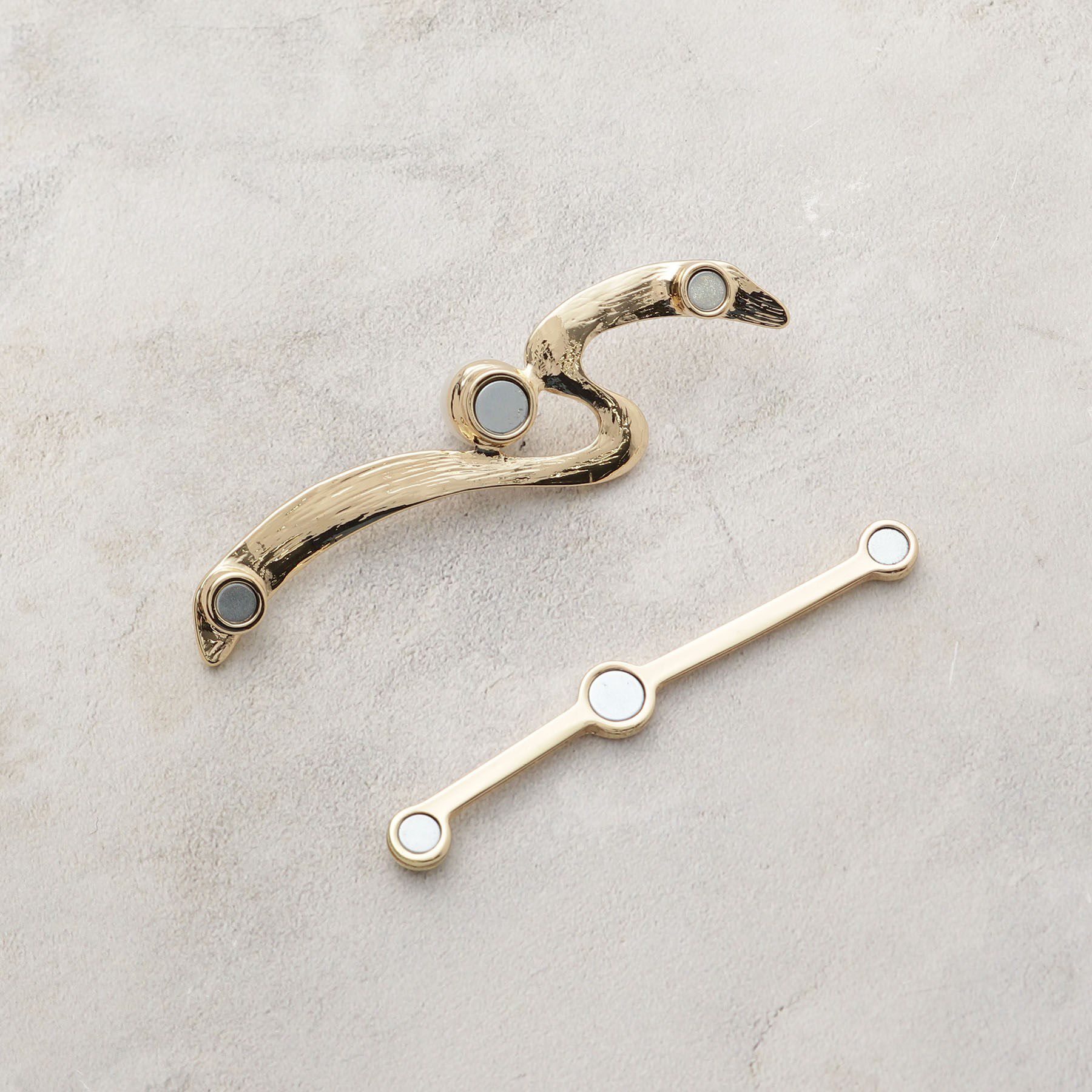 OPAQUE.CLIP「【マグネット】1粒フェイクパールラインブローチ」|ブローチ・コサージュ|