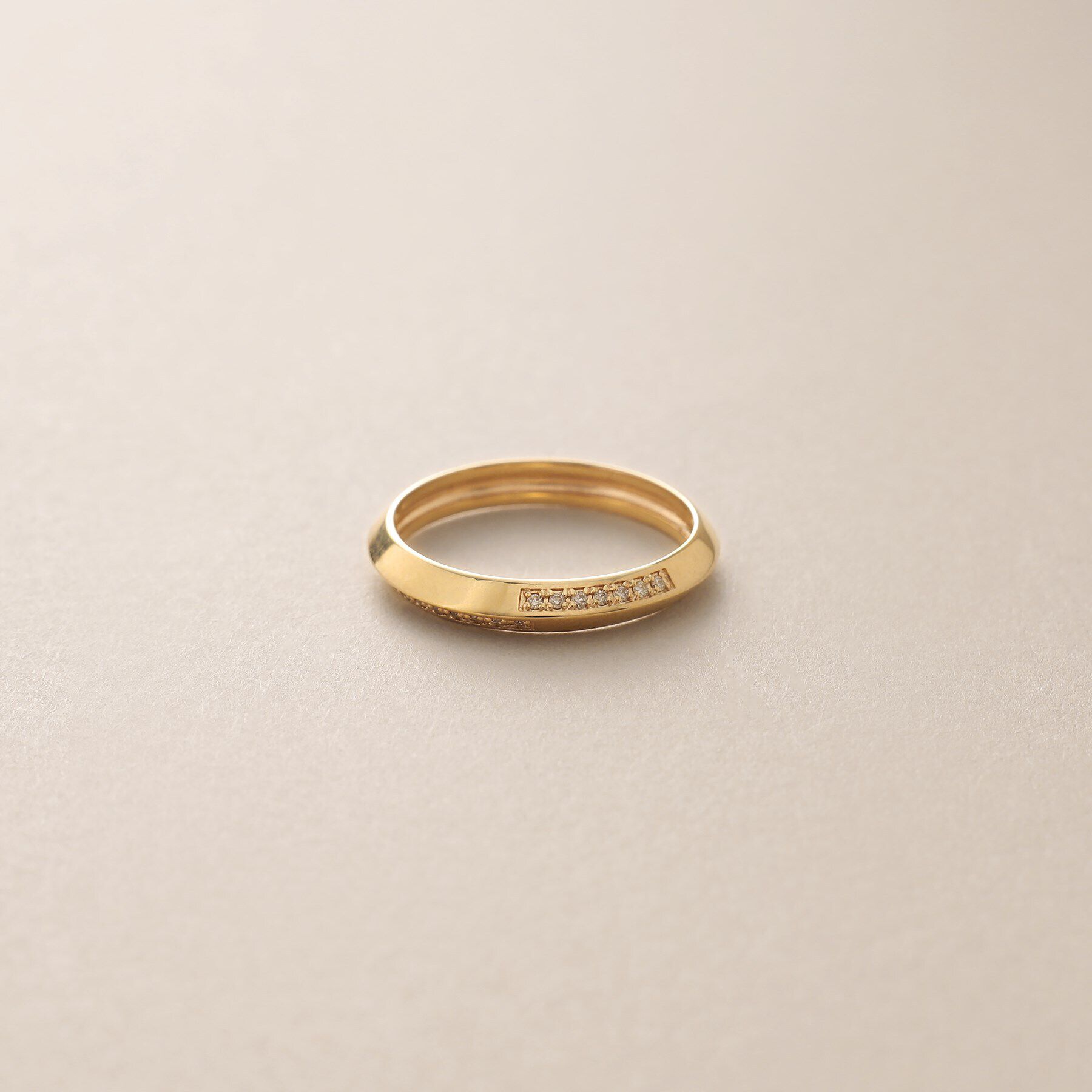 COCOSHNIK「K10ダイヤモンド しのぎダイアゴナル リング」|リング|イエローゴールド(1